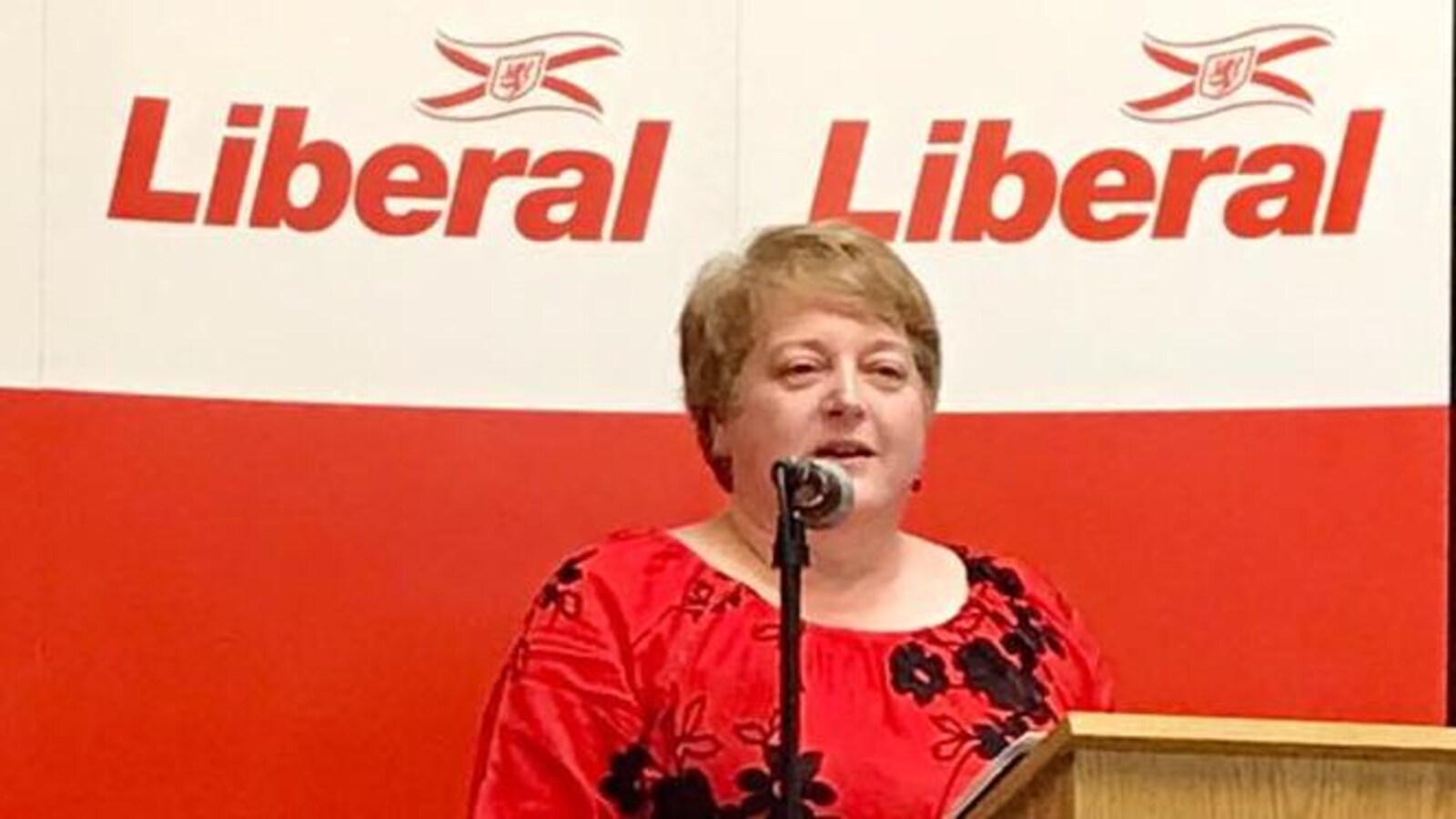 Charlene LeBlanc prend la parole lors d'une activité partisane.