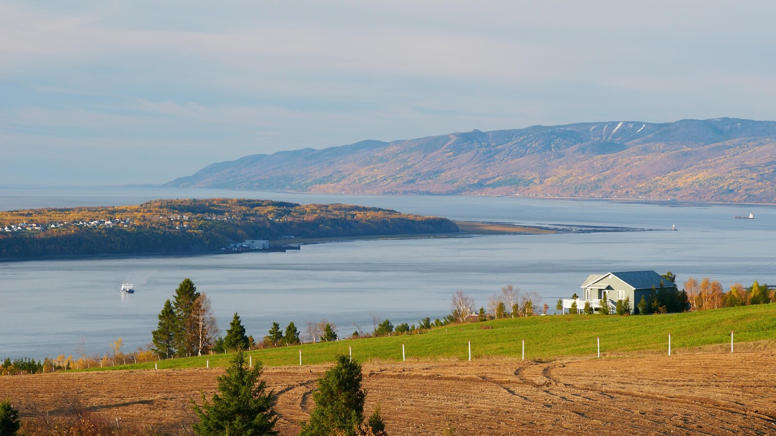 Le fleuve Saint-Laurent et le Massif de Charlevoix.