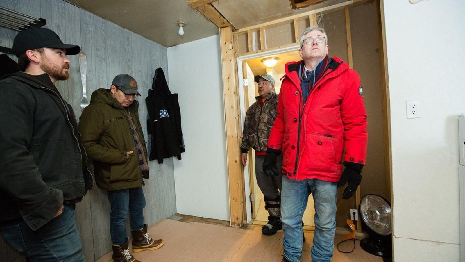 Un groupe de personnes dans une maison en construction.