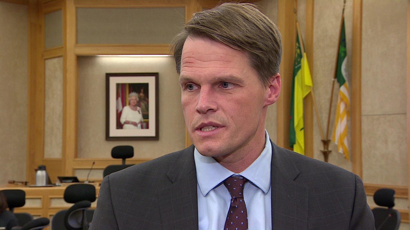 Le maire de Saskatoon, Charlie Clark, s'adresse aux membres des médias.