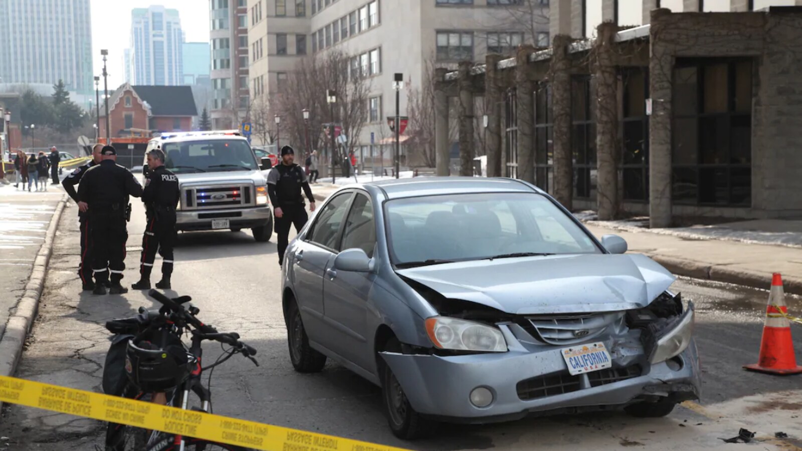Une voiture endommagée sur le campus de l'Université d'Ottawa.