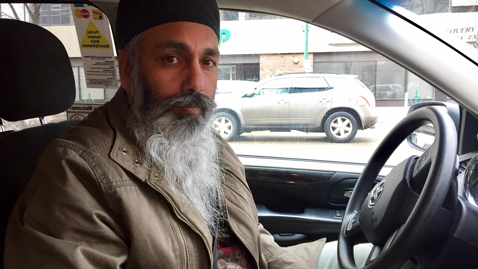 Baljit Singh, un chauffeur de taxi dans son véhicule à Saskatoon.