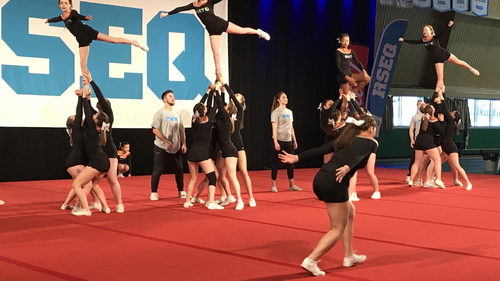 Les athlètes de l'équipe Fearless Pats en compétition provinciale de cheerleading au Centre sportif Yvon-Lamarche.