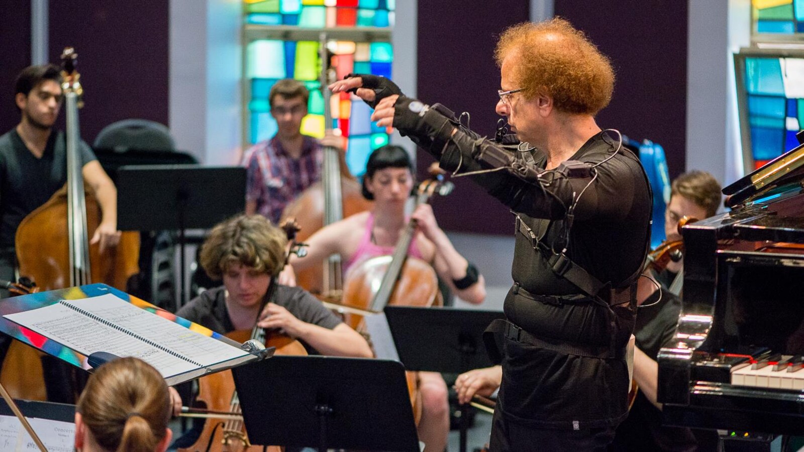 Le chef d'orchestre Paolo Bellomia teste les capteurs pour tirer des vidéos didactiques et pour bonifier les concerts de musique contemporaines de projections d'images en temps réel.