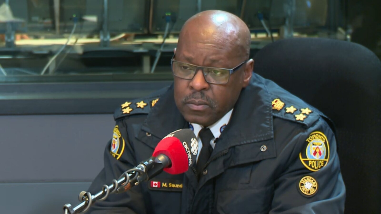 Photo du chef de police de Toronto, Mark Saunders, derrière un micro de CBC.