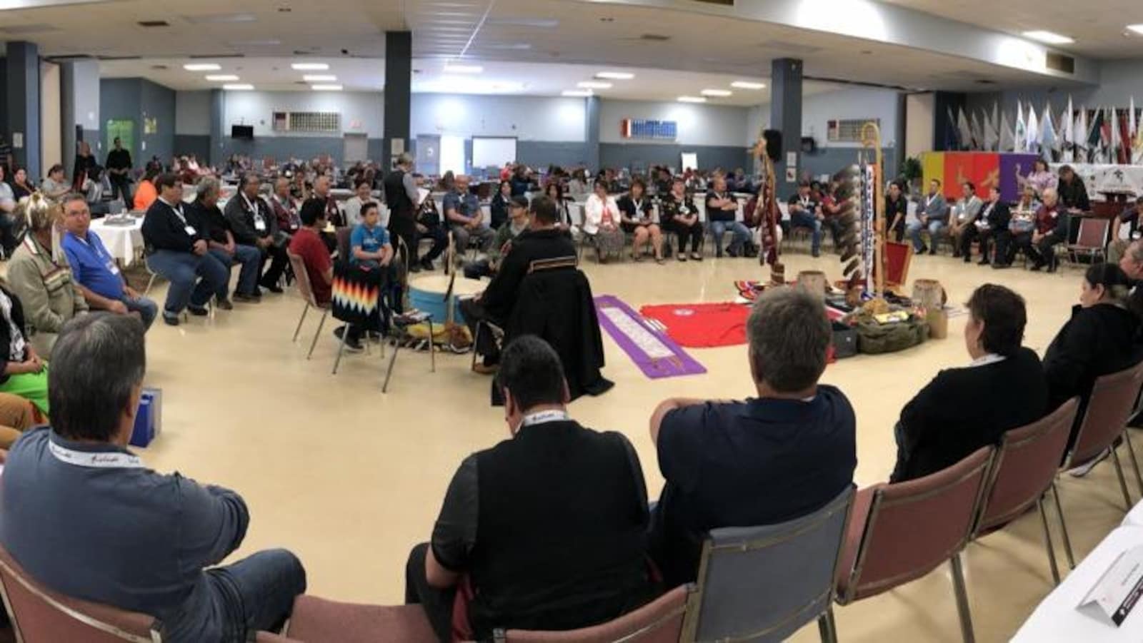 Un groupe de personnes membres de communautés autochtones assis en cercle.