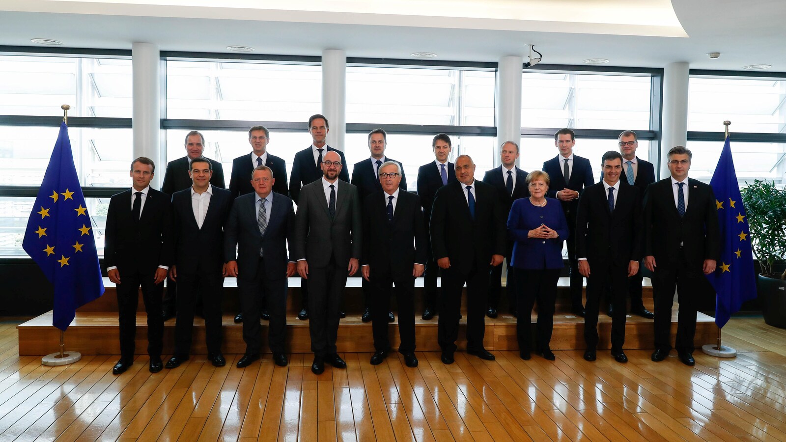 17 dirigeants européens posent pour les journalistes lors d'un sommet d'urgence à Bruxelles.