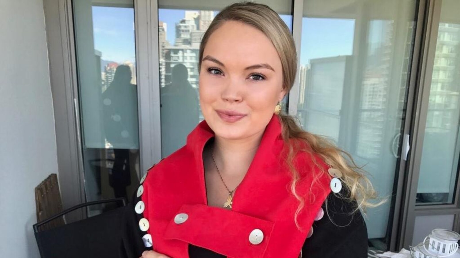 La jeune femme prend la pose sur un balcon de Vancouver avec un habit traditionnel Haïda.