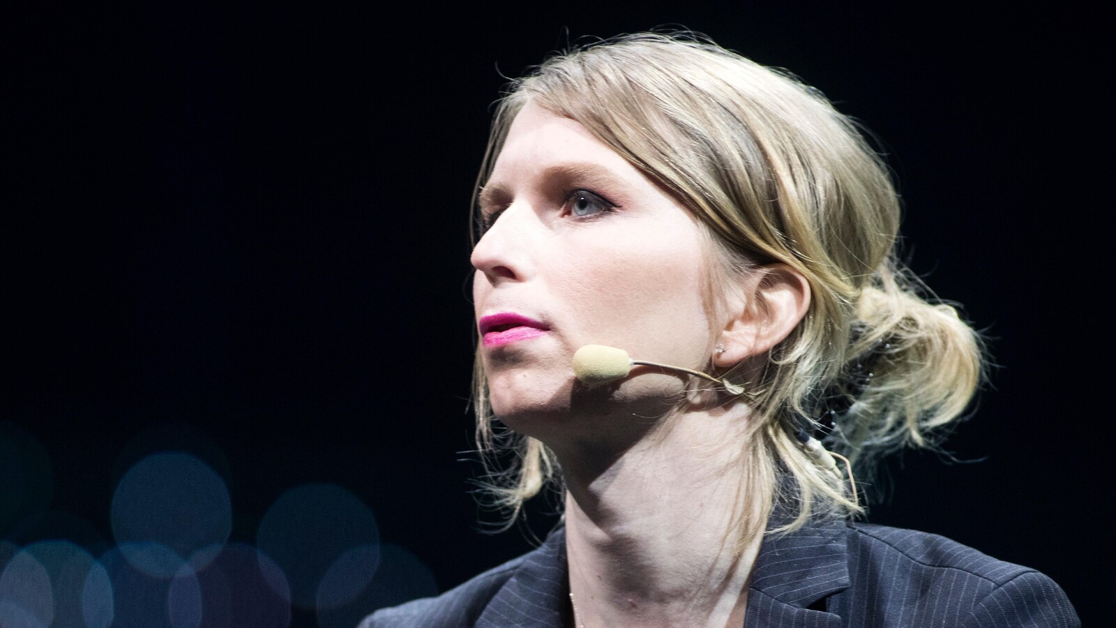 Gros plan sur le visage de Chelsea Mannning, qui porte un micro pour l'occasion.