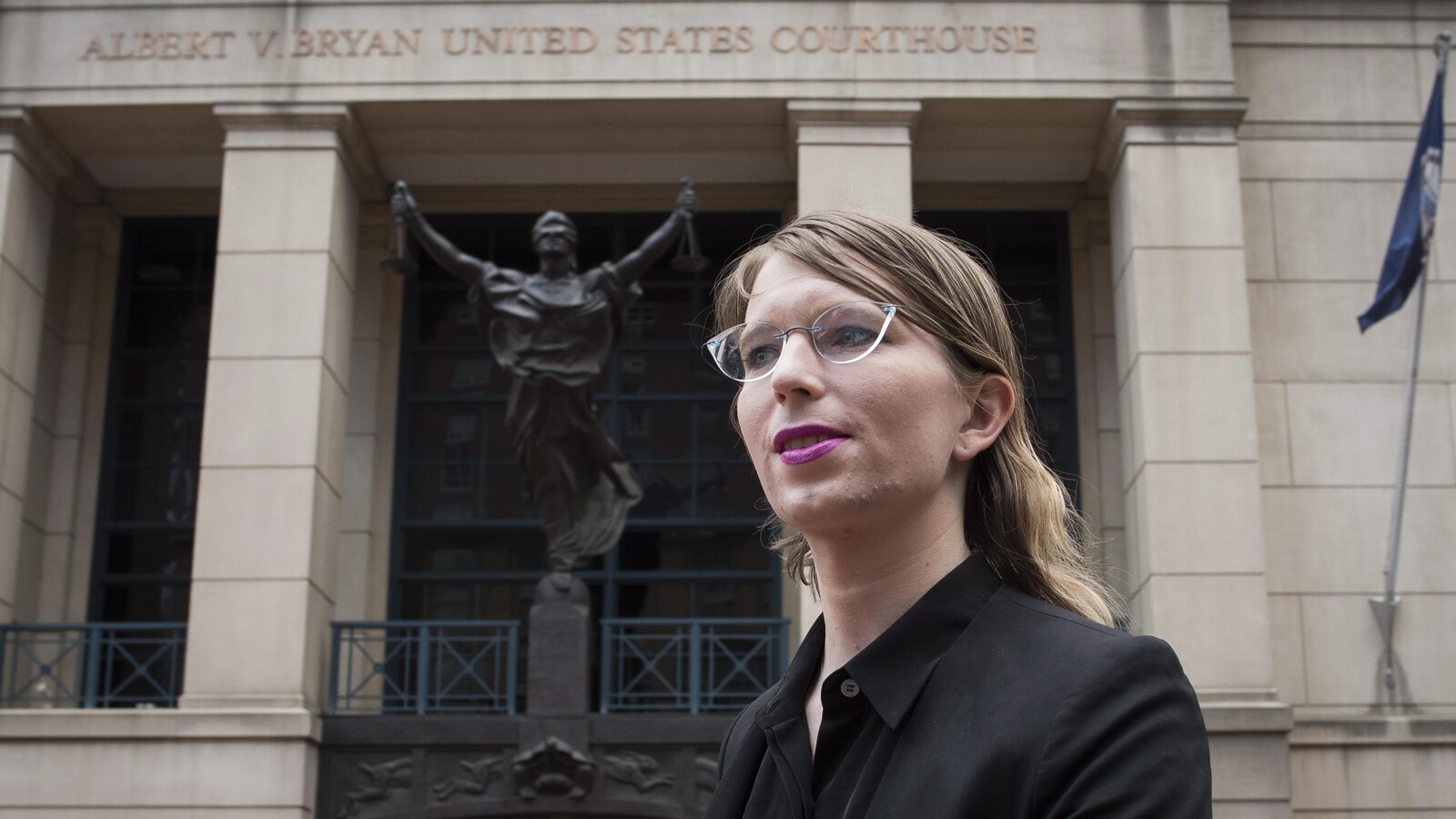 L'ancienne analyste du renseignement de l'armée Chelsea Manning s'entretient avec des journalistes, après son arrivée au palais de justice fédéral à Alexandria, en Virginie, le jeudi 16 mai 2019.
