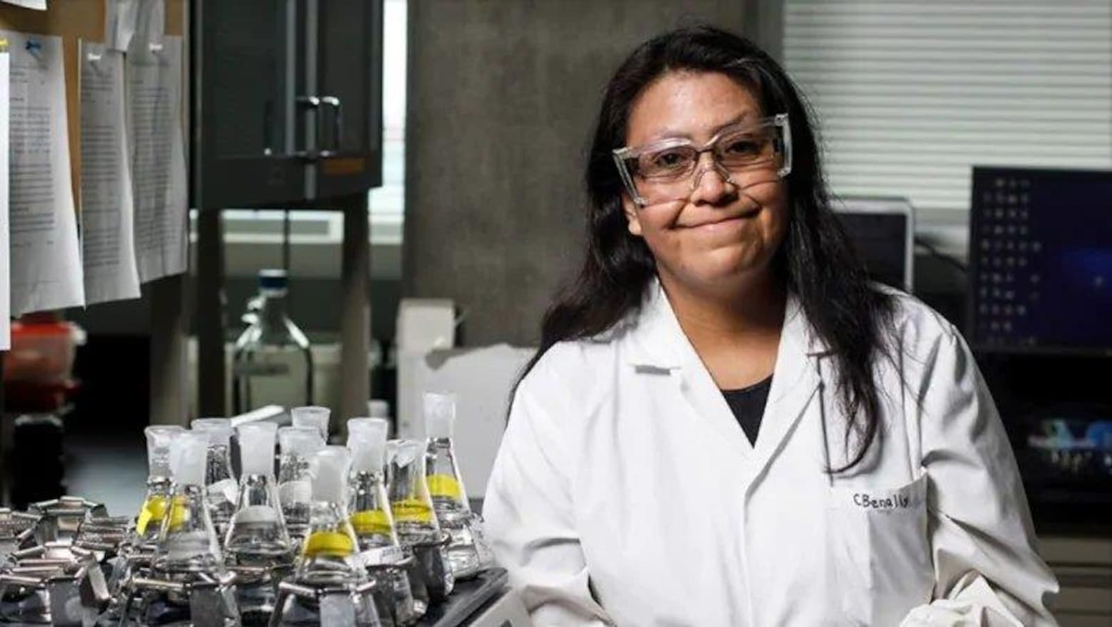 Une femme scientifique dans un bureau
