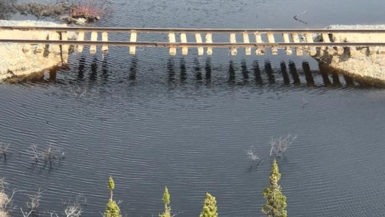 Un pont de chemin de fer partiellement détruit dans le nord du Manitoba.