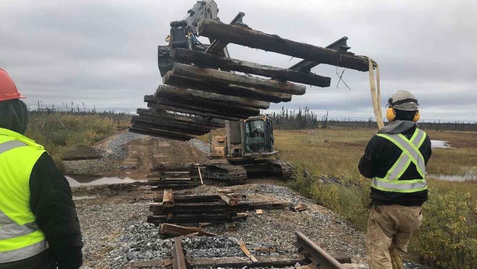 Les vieux rails du chemin de fer sont enlevés pour être remplacés.