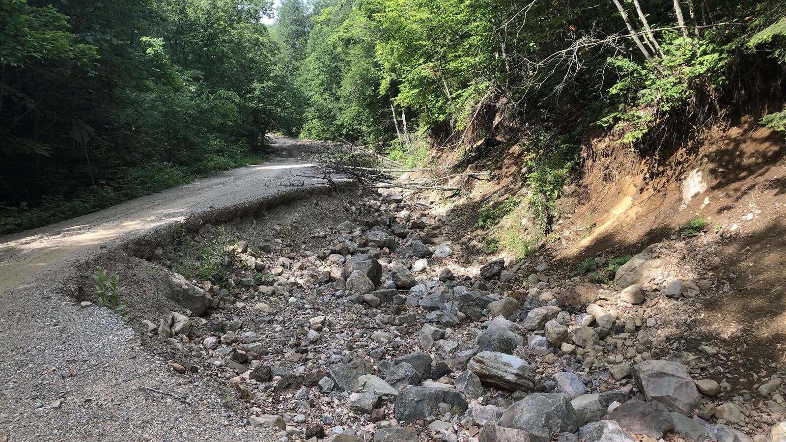 Le chemin Paugan, en Outaouais, est presque entière affaissé à certains endroits.