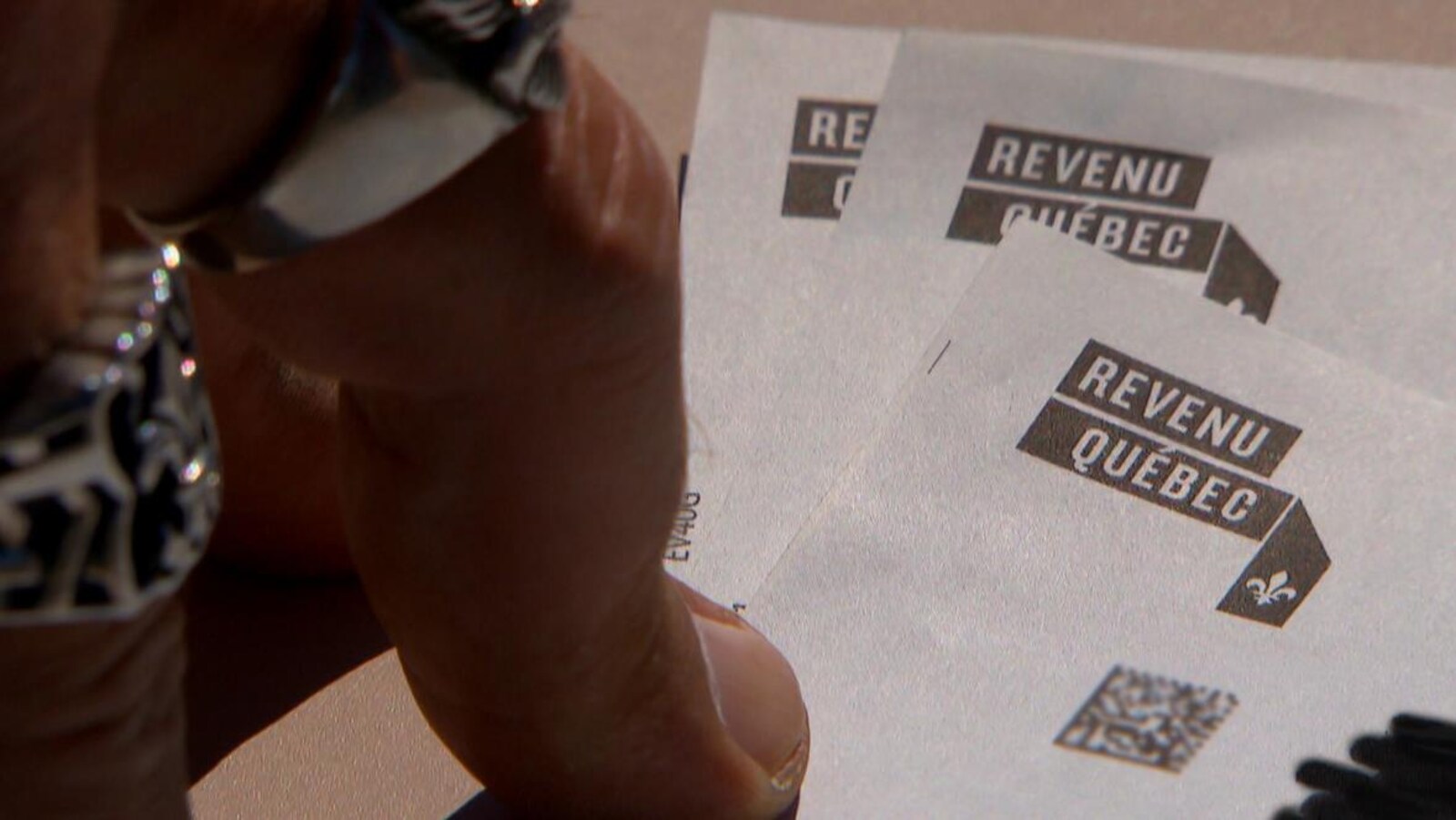Gros plan sur l'entête d'un chèque de Revenu Québec.