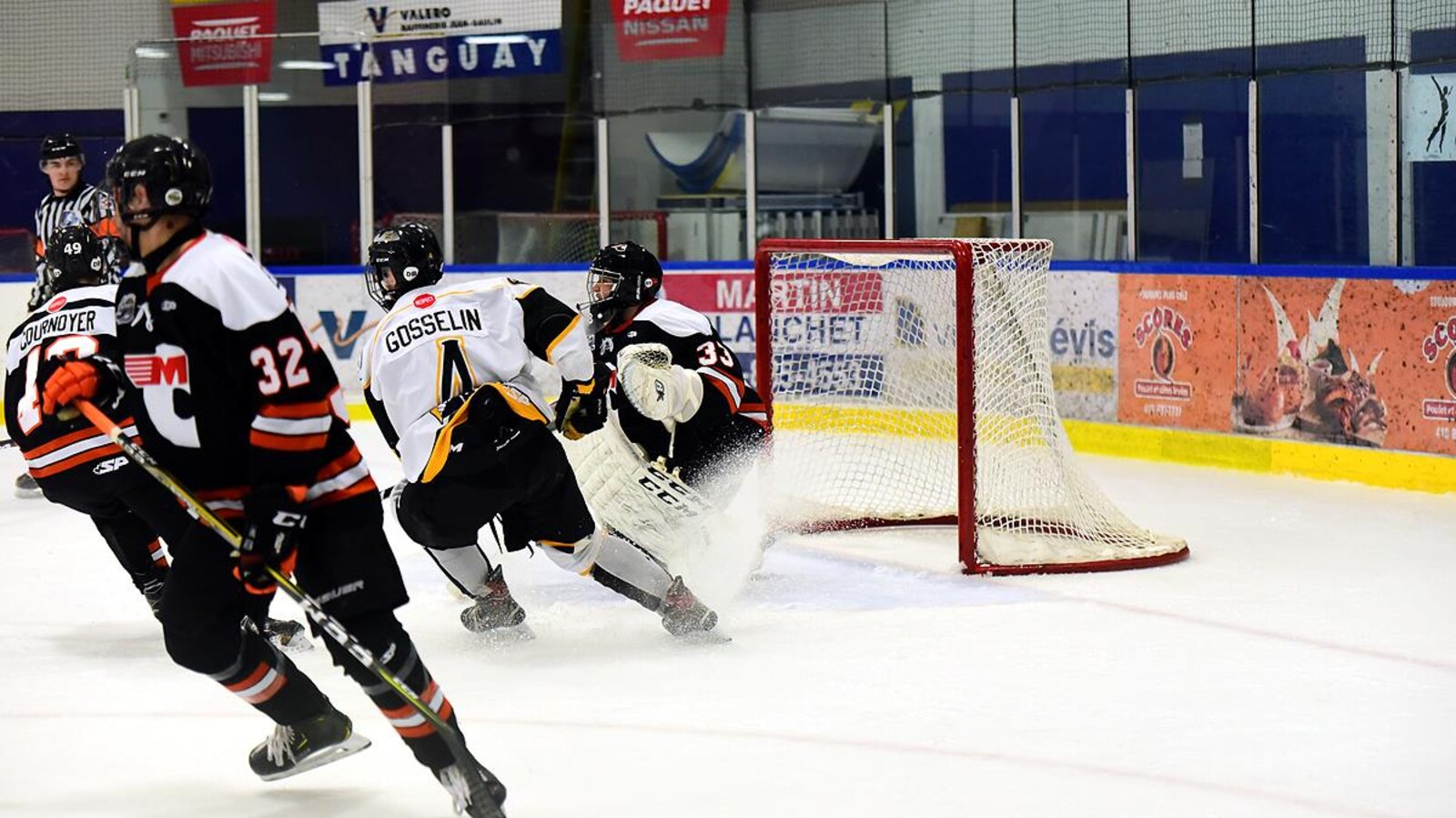 Les hockeyeurs en action