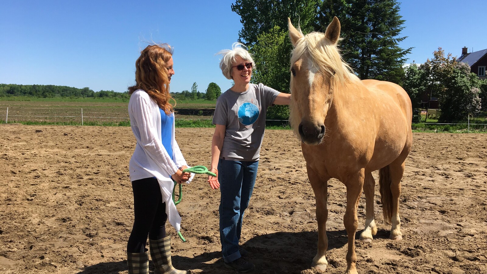Kathleen Cloutier et une cliente au Centre Le Reflet à Bécancour.