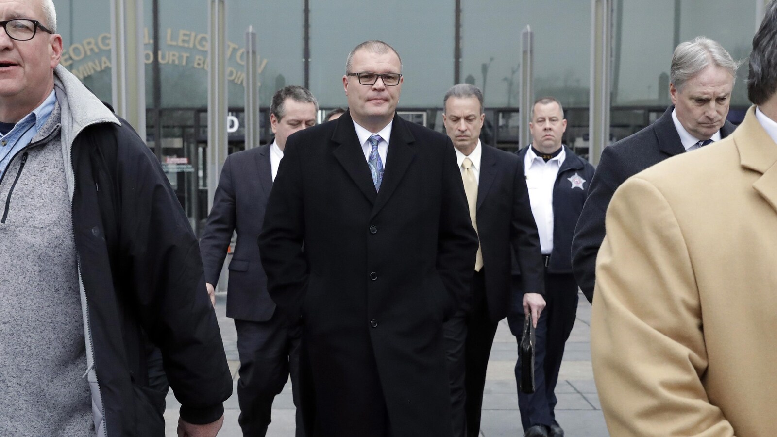 L'ancien détective David March devant le palais de justice