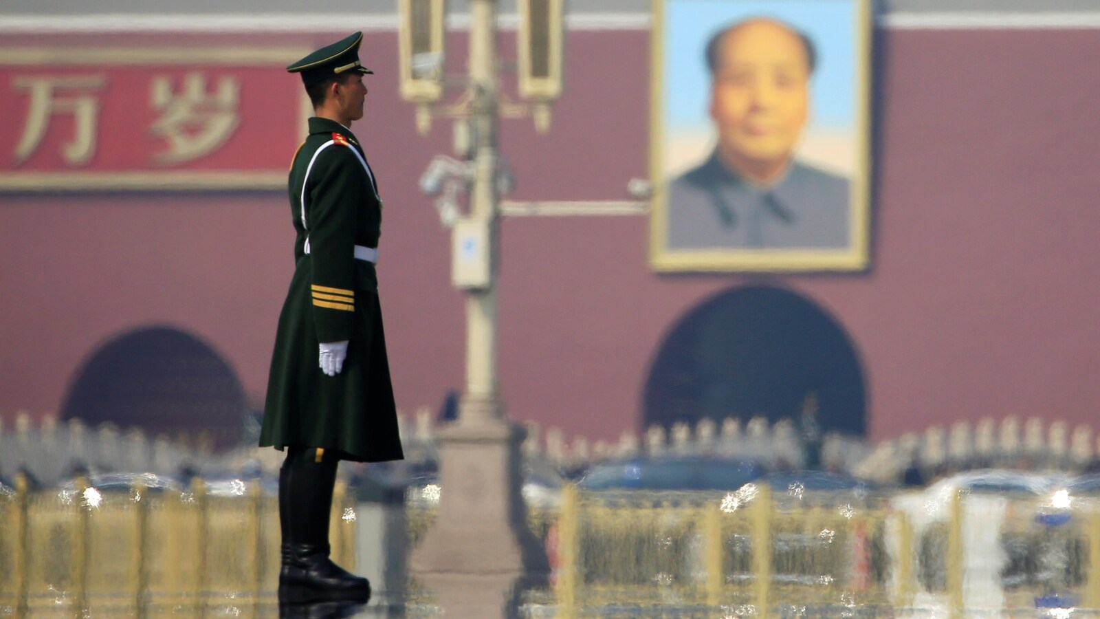 Un policier de faction sur la place Tian'anmen, à Pékin.