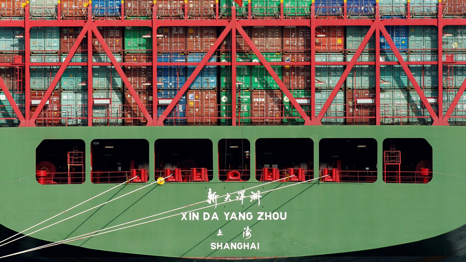 Un navire transportant des marchandises provenant de la Chine est amarré dans le port de Los Angeles.