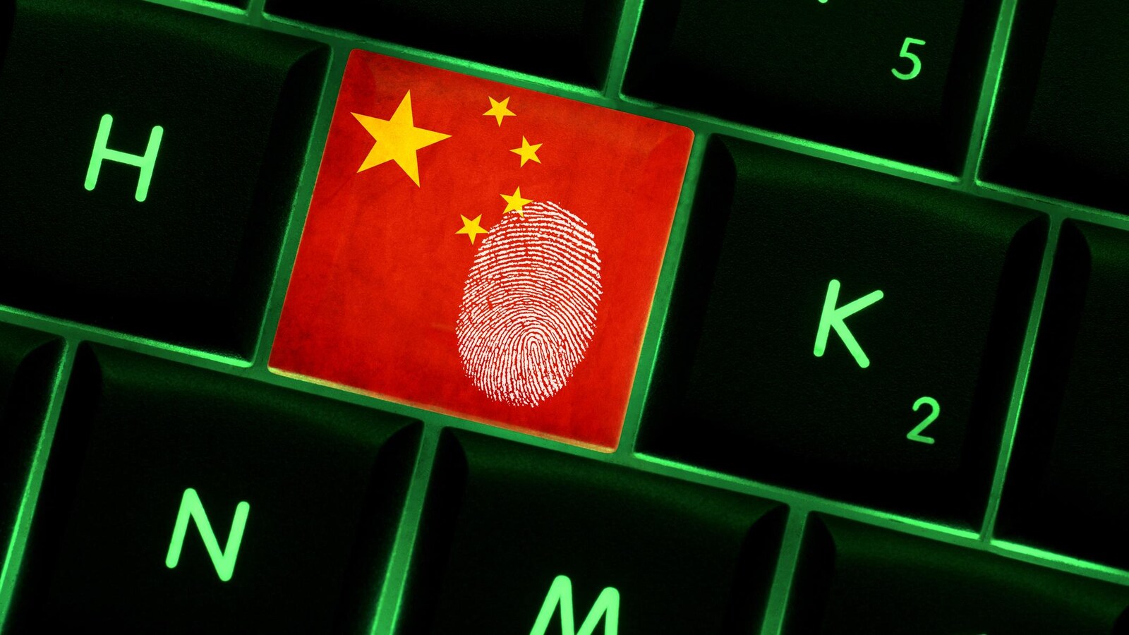 Une empreinte digitale sur une touche de clavier. La touche représente le drapeau de la Chine.