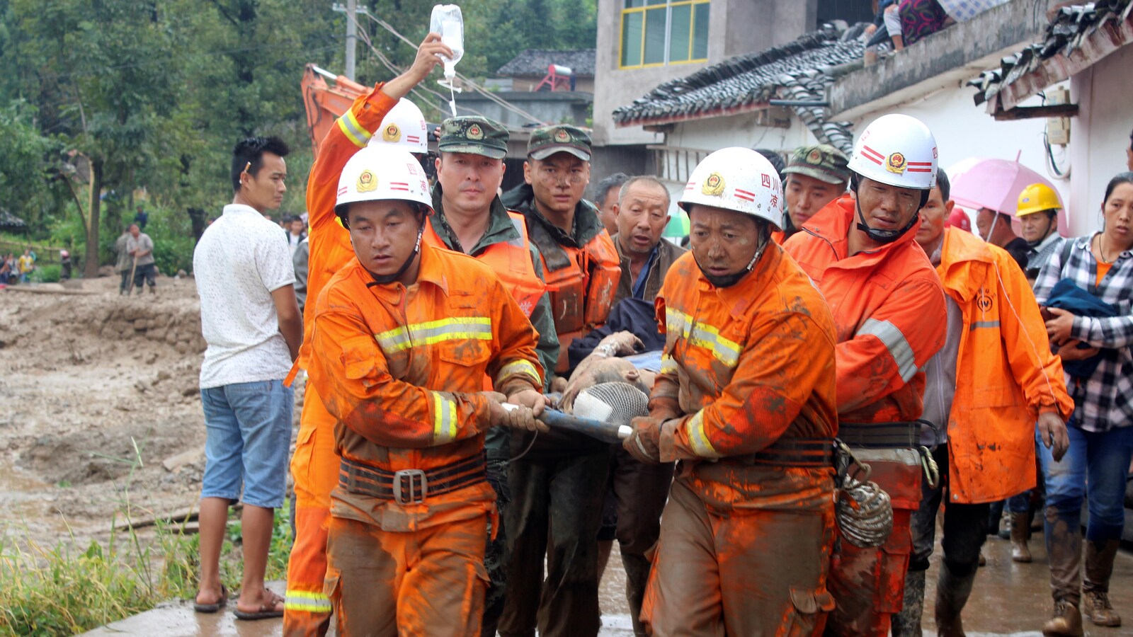 Les secours chinois évacuent des habitants dans le village de Gengdi dans la province du Sichuan.