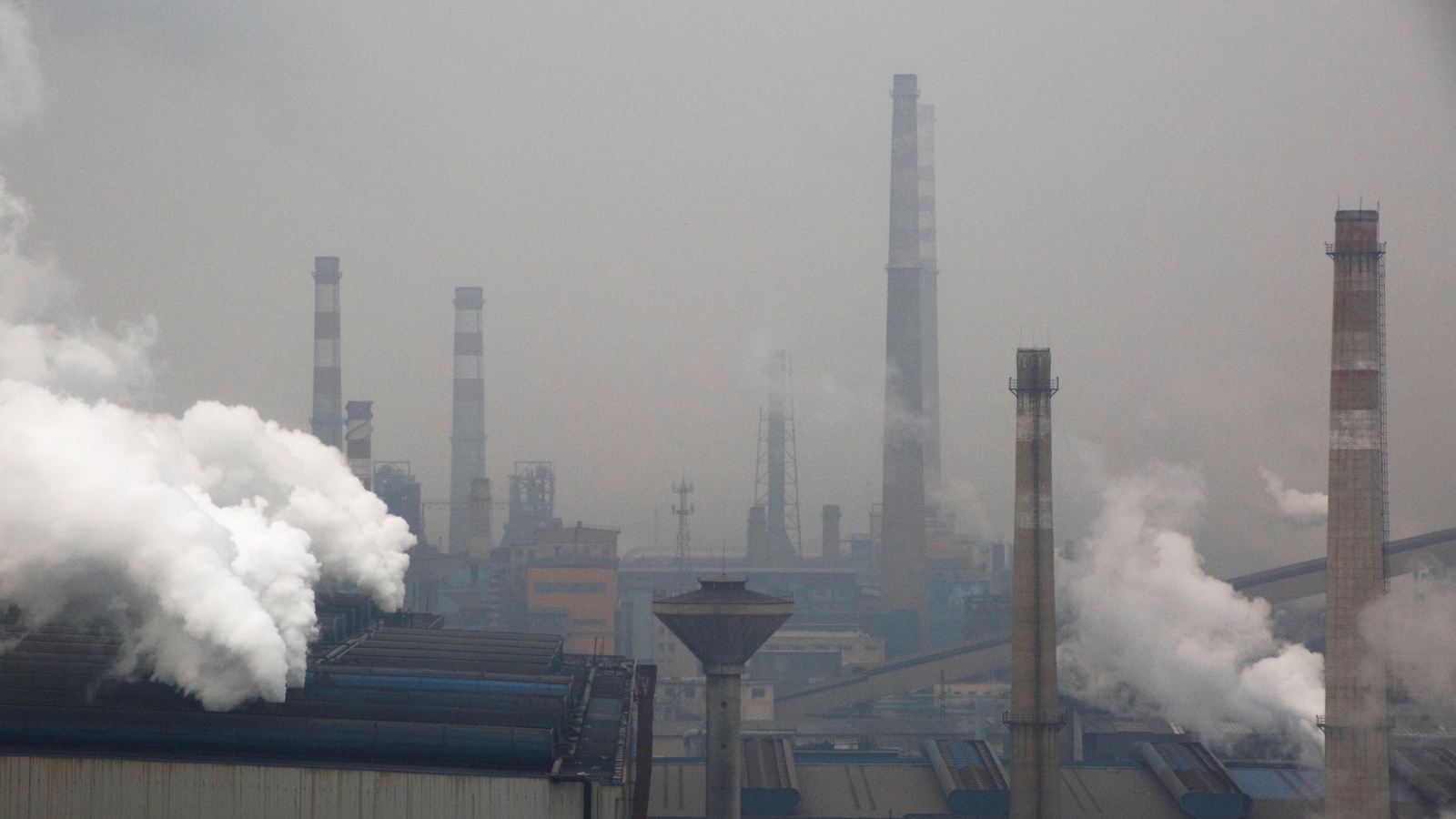 De la fumée s'élève d'une fonderie d'acier en Chine.