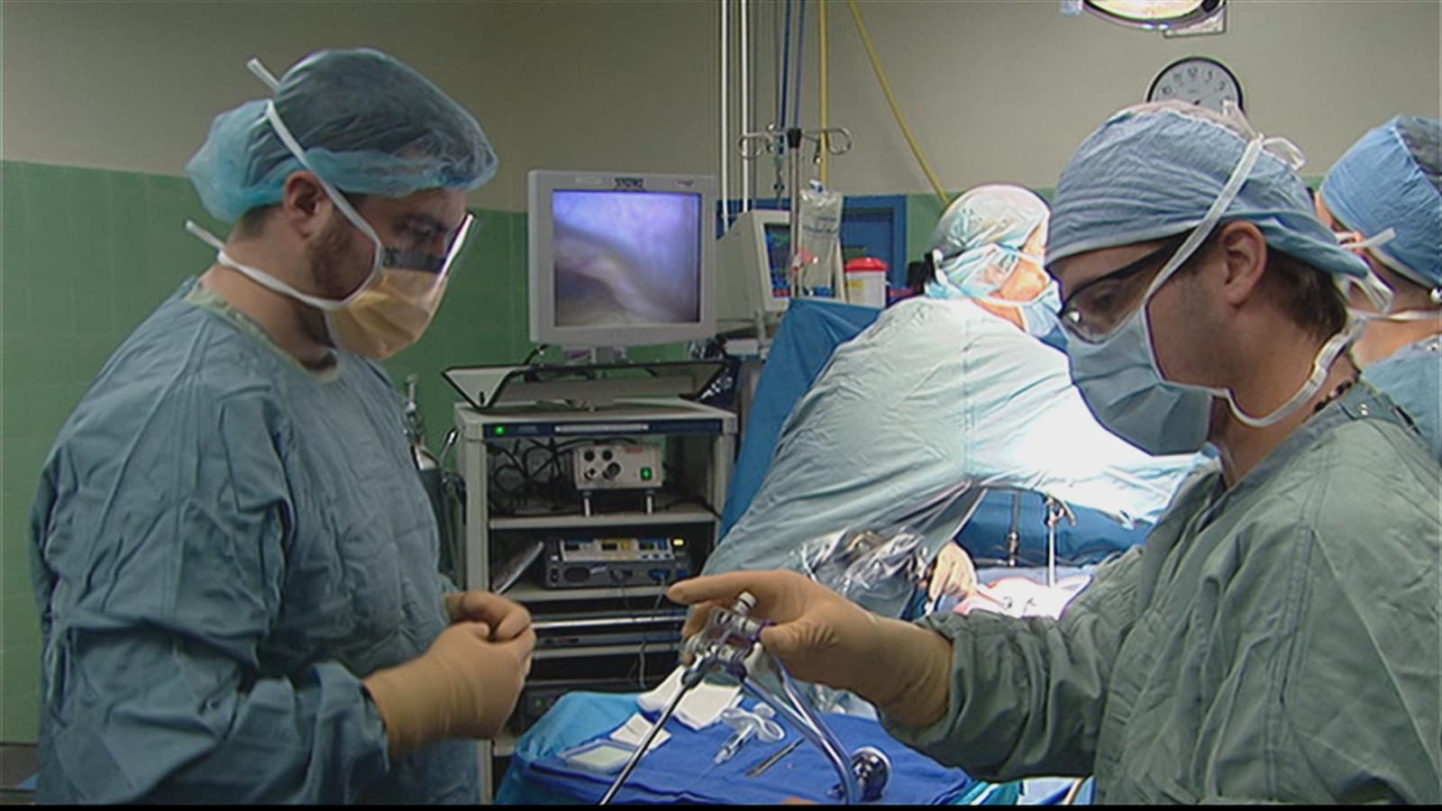 L'image du Jour :  Un musicien sud-africain joue de la guitare en se faisant opérer du cerveau (vidéo) By Jack35 Chirurgie-bariatrique-chirurgiens-salle-operation-hopital