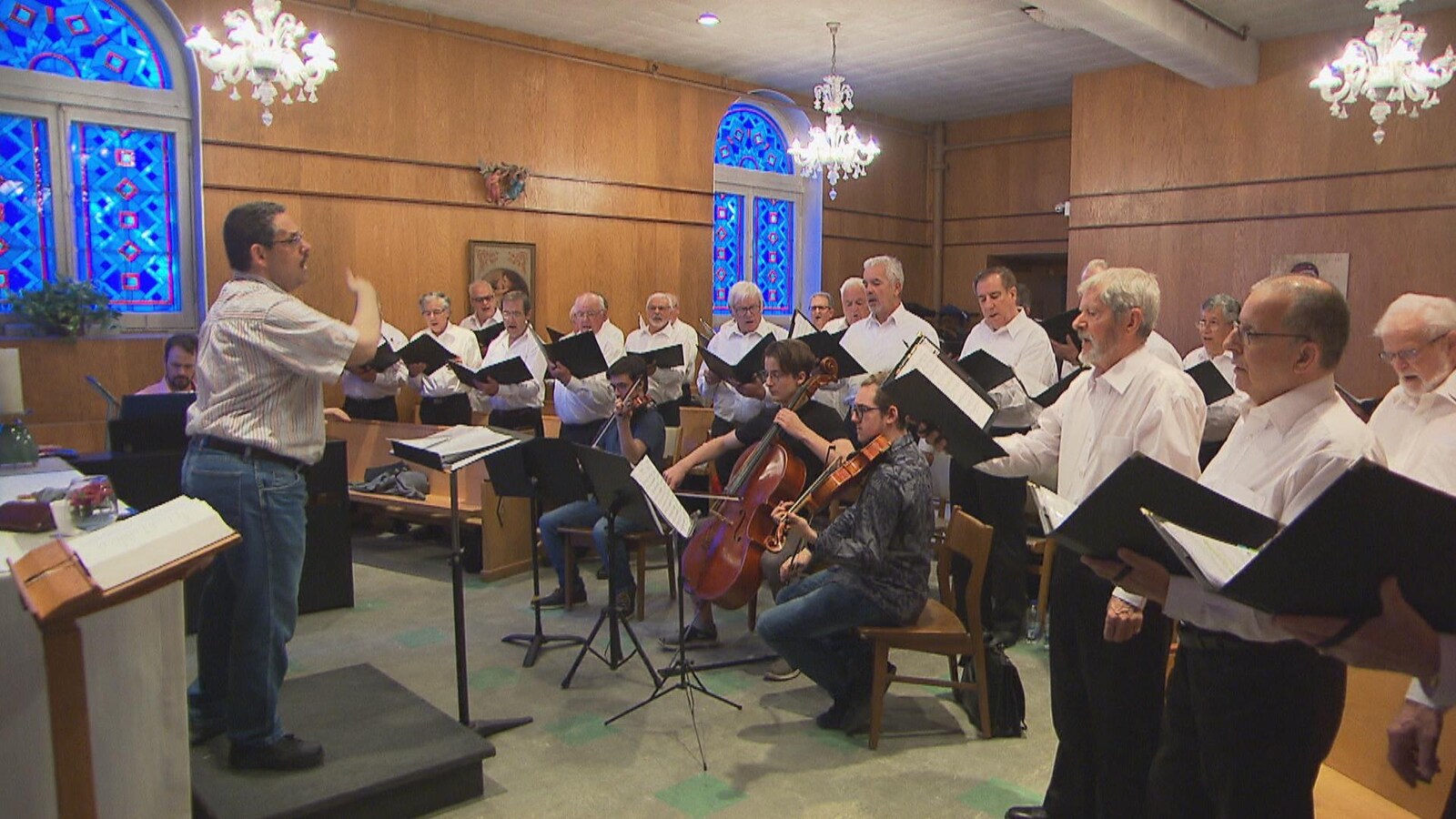 Les choristes du Chœur des Pèlerins chantent pendant une répétition.