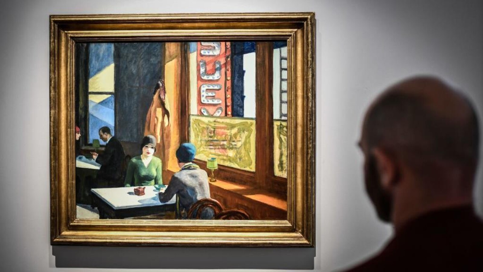 L'oeuvre « Chop Suey » représente deux femmes, portant chacune un chapeau cloche typique des années 20 et 30, attablées dans un café.