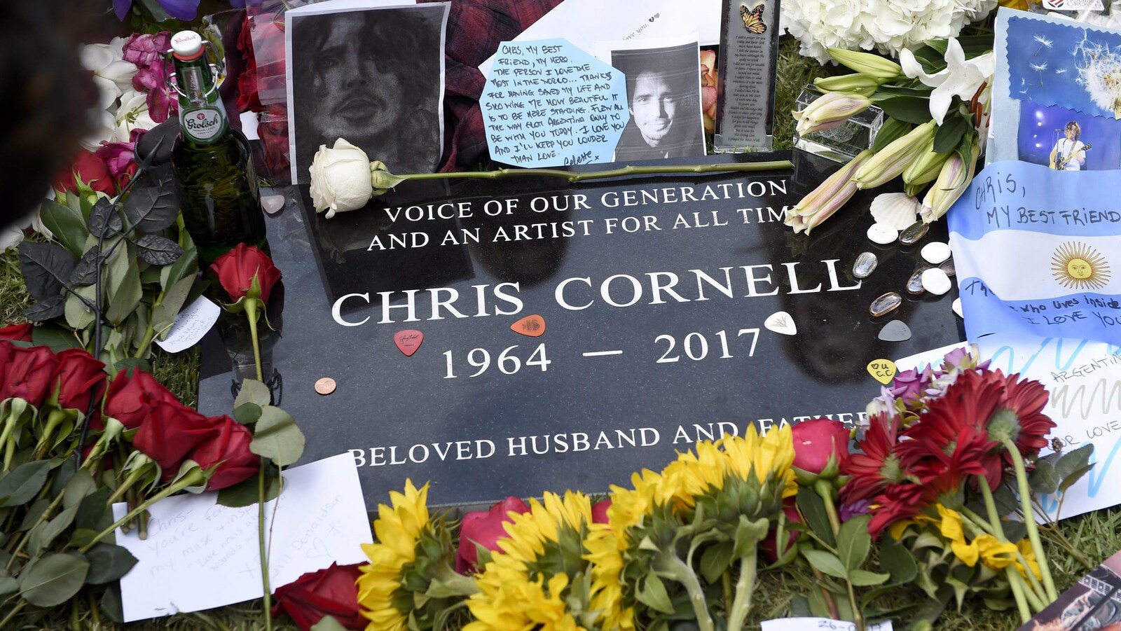 De nombreuses fleurs, photos et messages ont été posés sur la tombe de Chris Cornell, après son enterrement, le 26 mai.