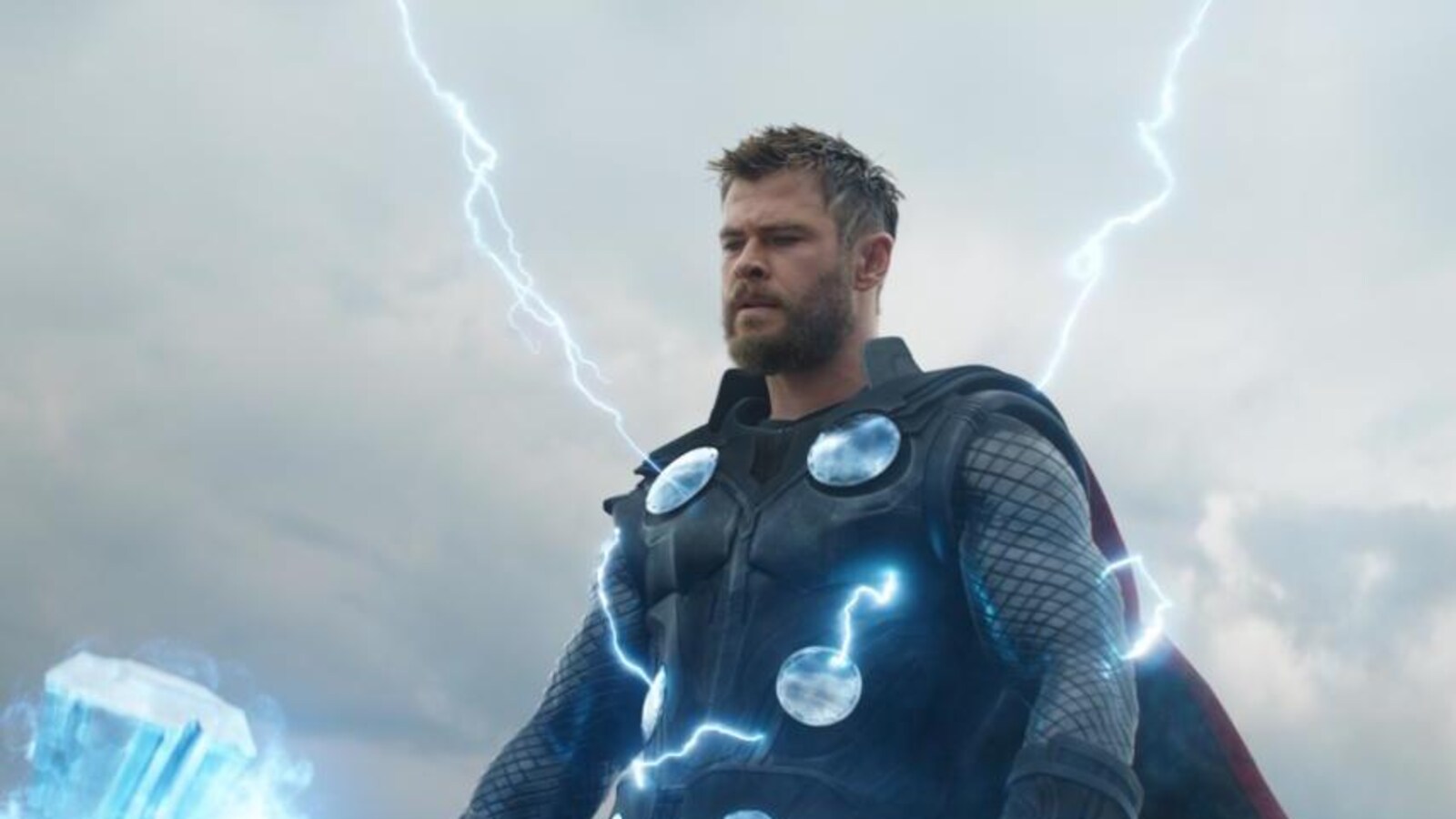 Un acteur incarnant le superheros Tho reçoit des éclairs provenant du ciel.