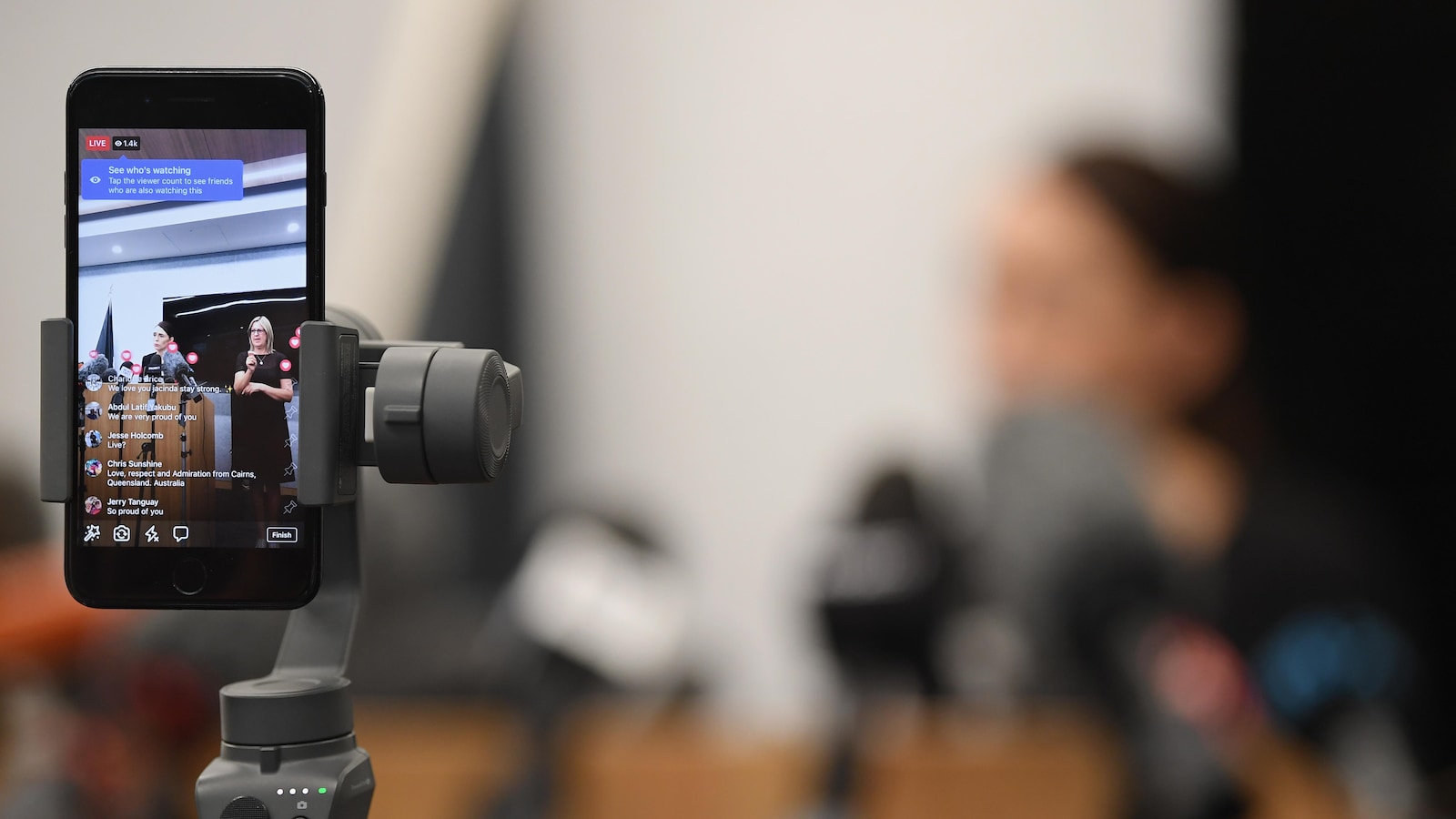 Une conférence de presse de la première ministre néo-zélandaise Jacinda Ardern, à Christchurch, le 20 mars 2019, diffusée sur Facebook Live par l'entremise d'un téléphone intelligent.