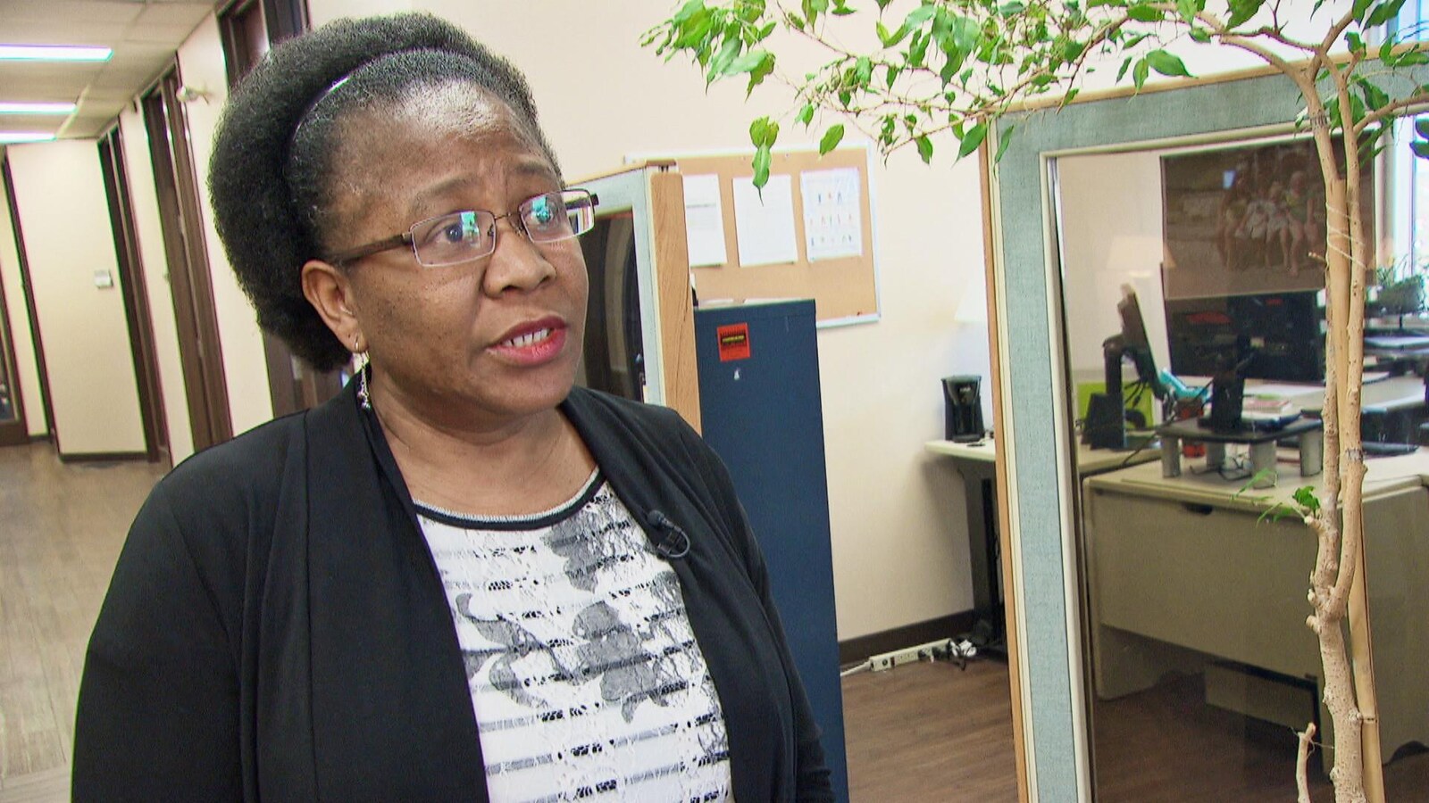 Une dame en entrevue dans un bureau.