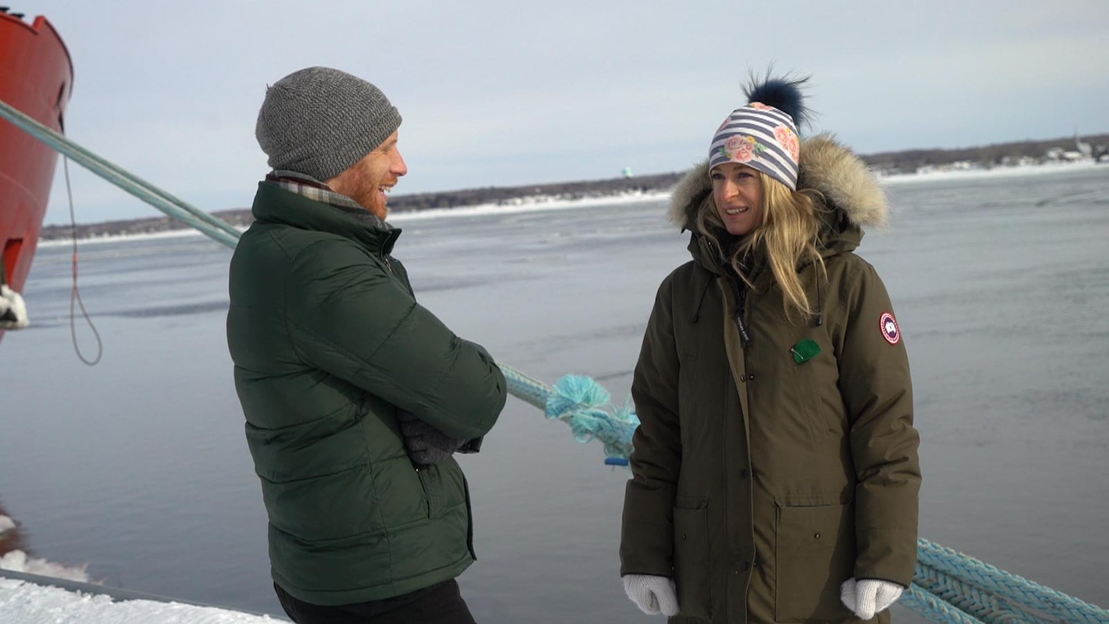 Les deux personnes au port de Trois-Rivières, l'hiver