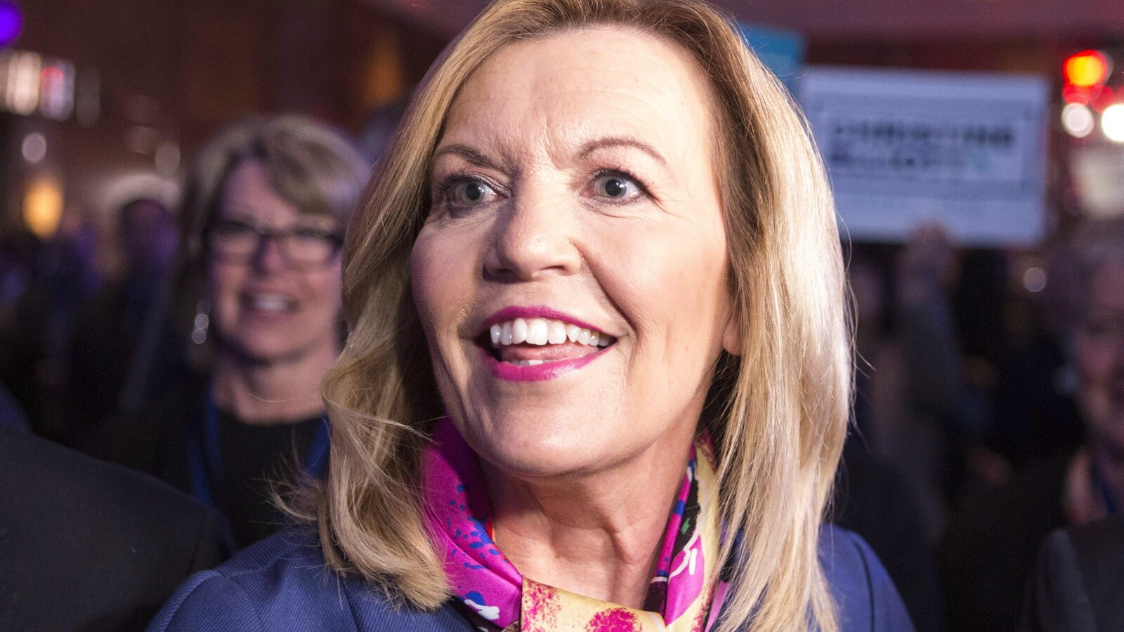 Christine Elliott sourit à la caméra.