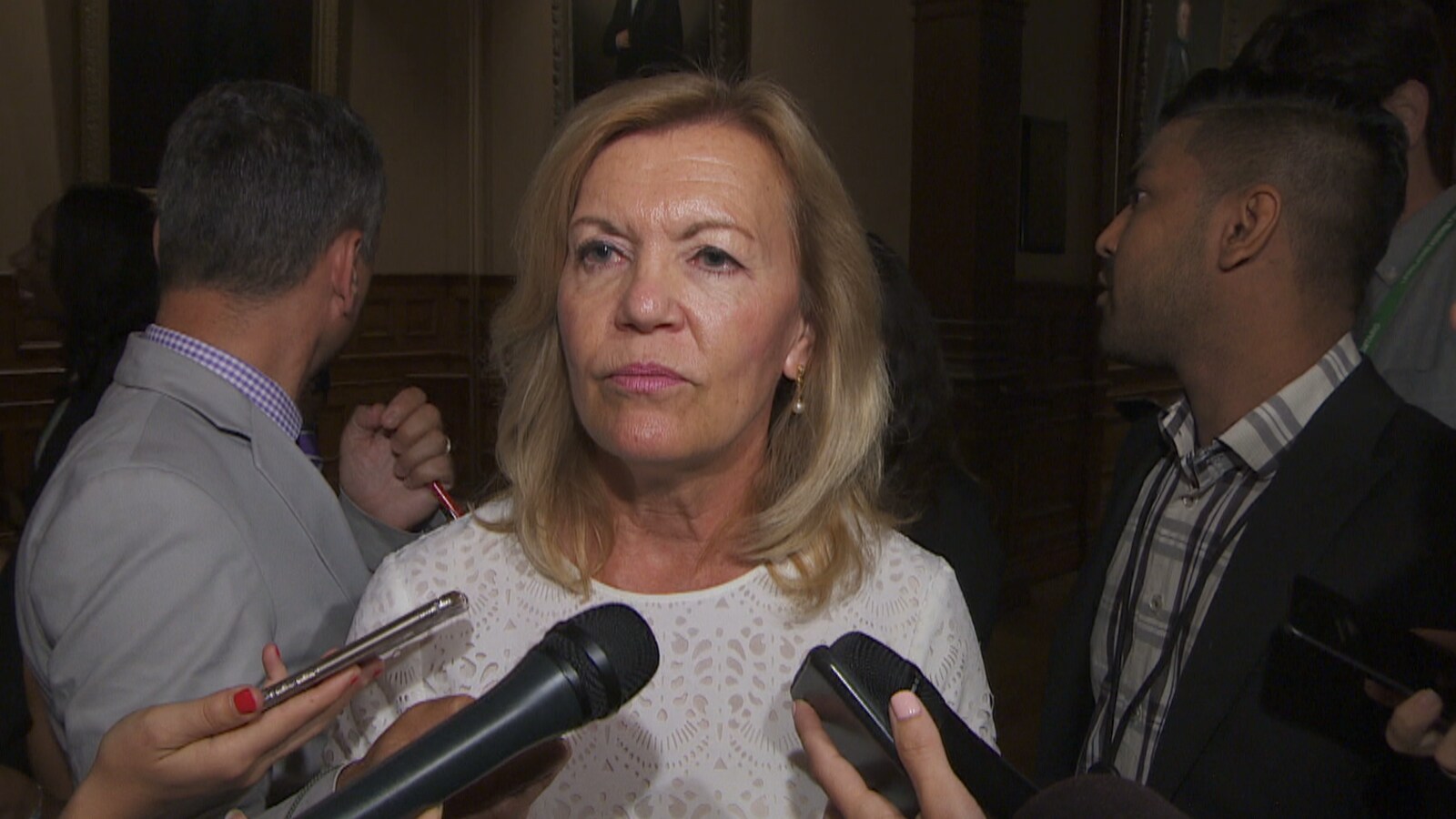 Christine Elliott en mêlée de presse.