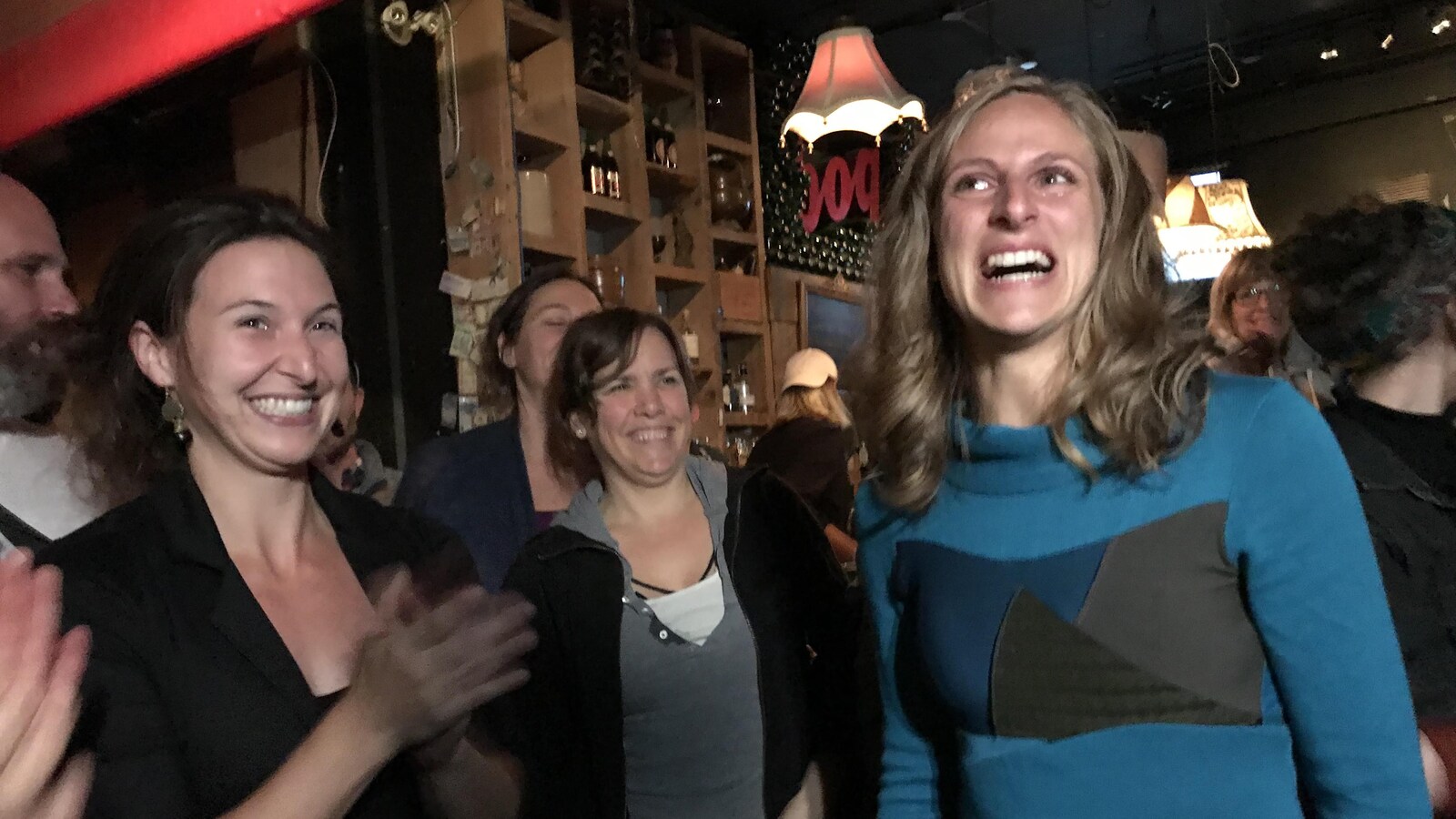 Christine Labrie, tout sourire lors de son arrivée au Boquébière, où l'attendaient de nombreux militants.