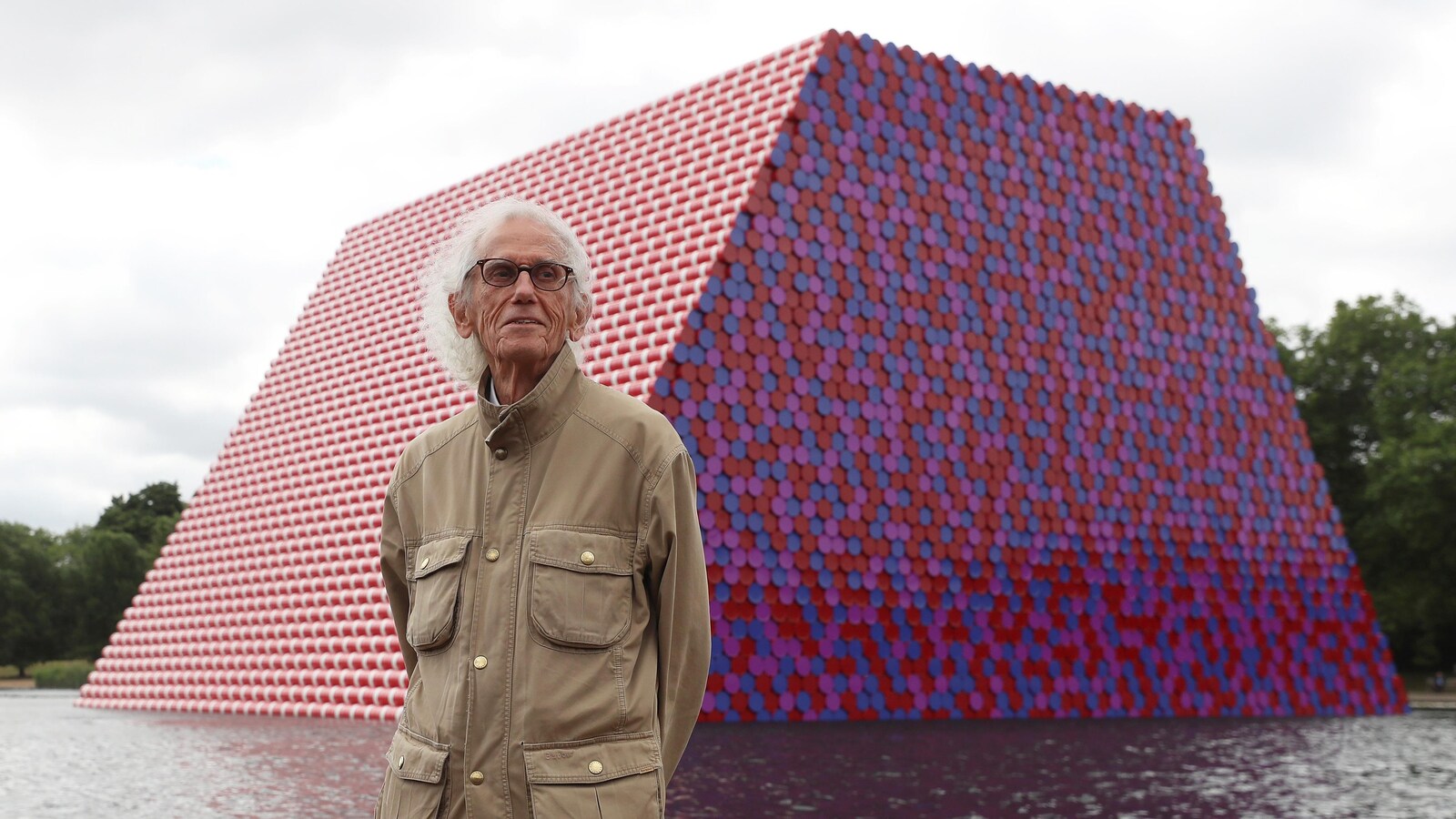 L'artiste Christo, 83 ans, prend la pose devant sa dernière oeuvre, un mastaba de 7500 bidons, installé tout l'été dans Hyde Park à Londres.
