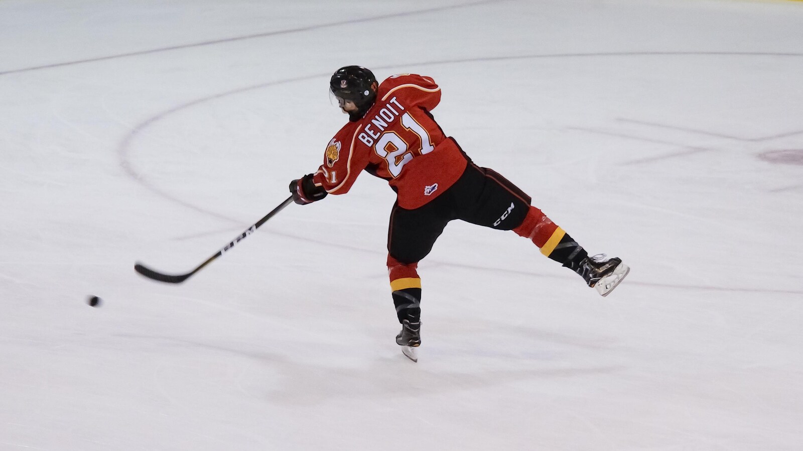 Christopher Benoit effectue un tir à l'entraînement.