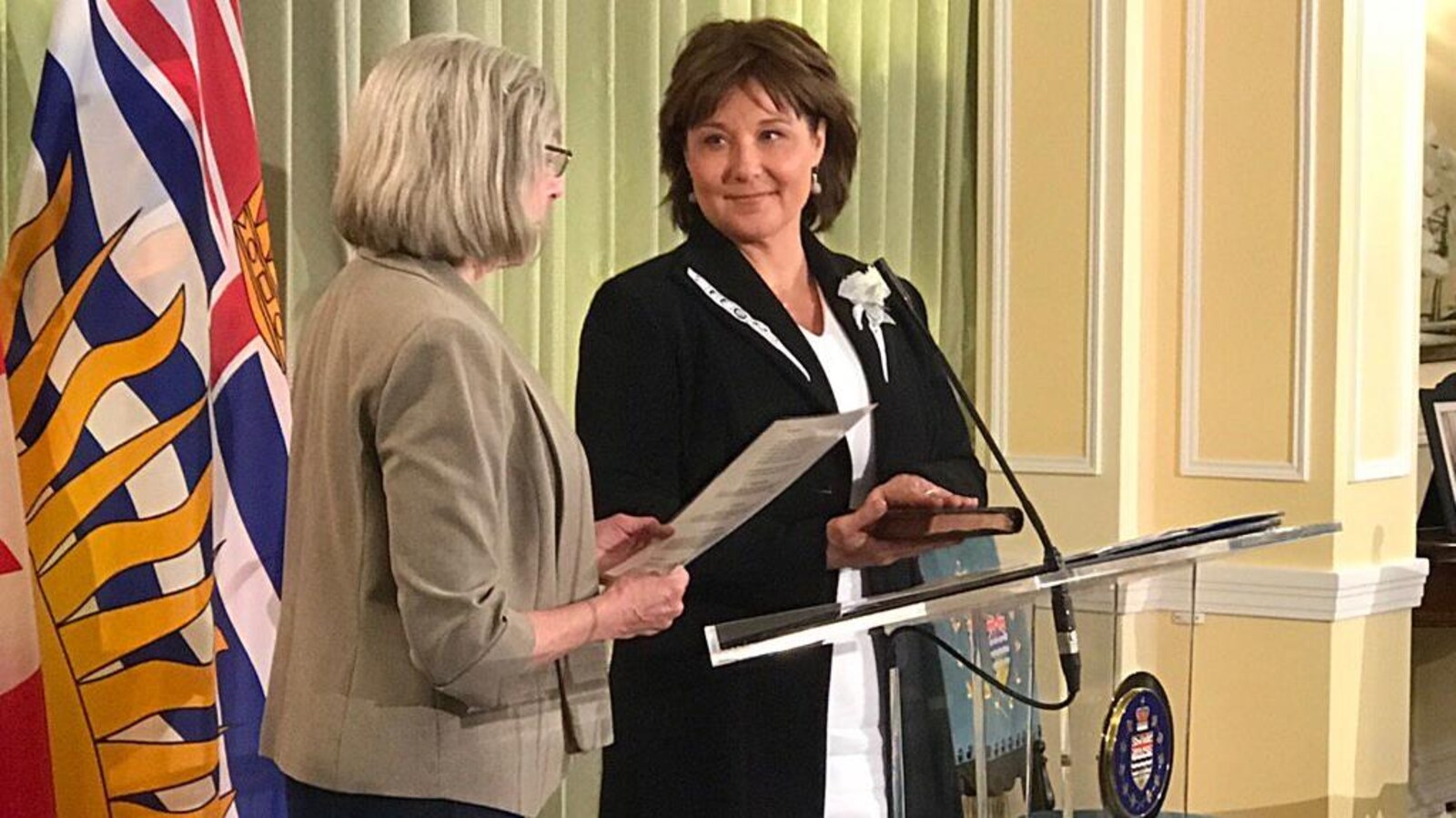 Christy Clark (à gauche) lors de son assermentation le 12 juin 2017 en compagnie de la lieutenante-gouverneure Judith Guichon (à droite).