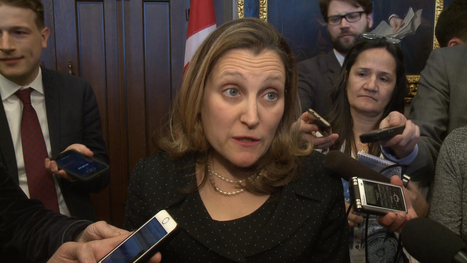Chrystian Freeland en mêlée de presse dans le foyer du parlement.
