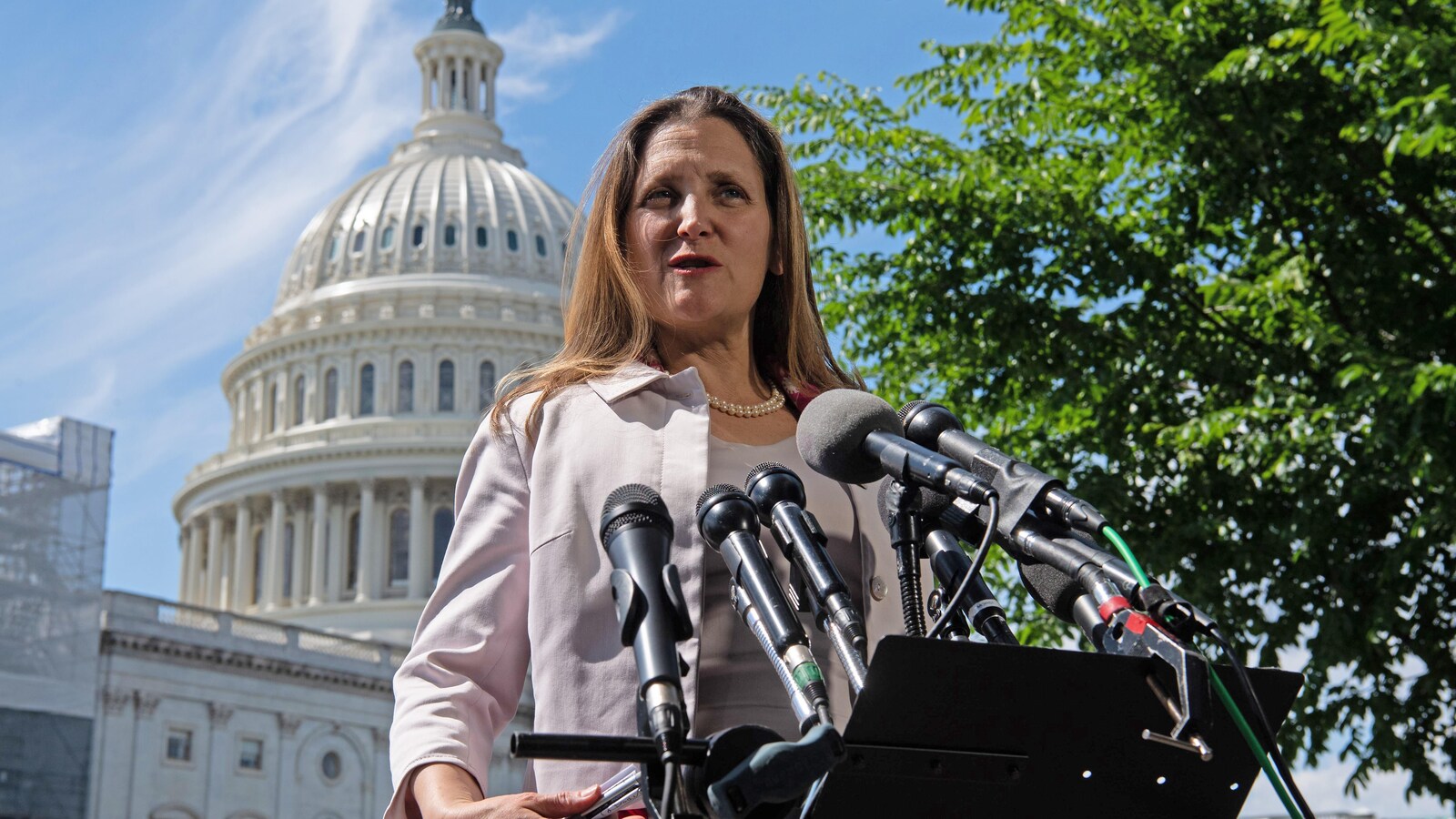 Chrystia Freeland devant le Capitole à Washington.