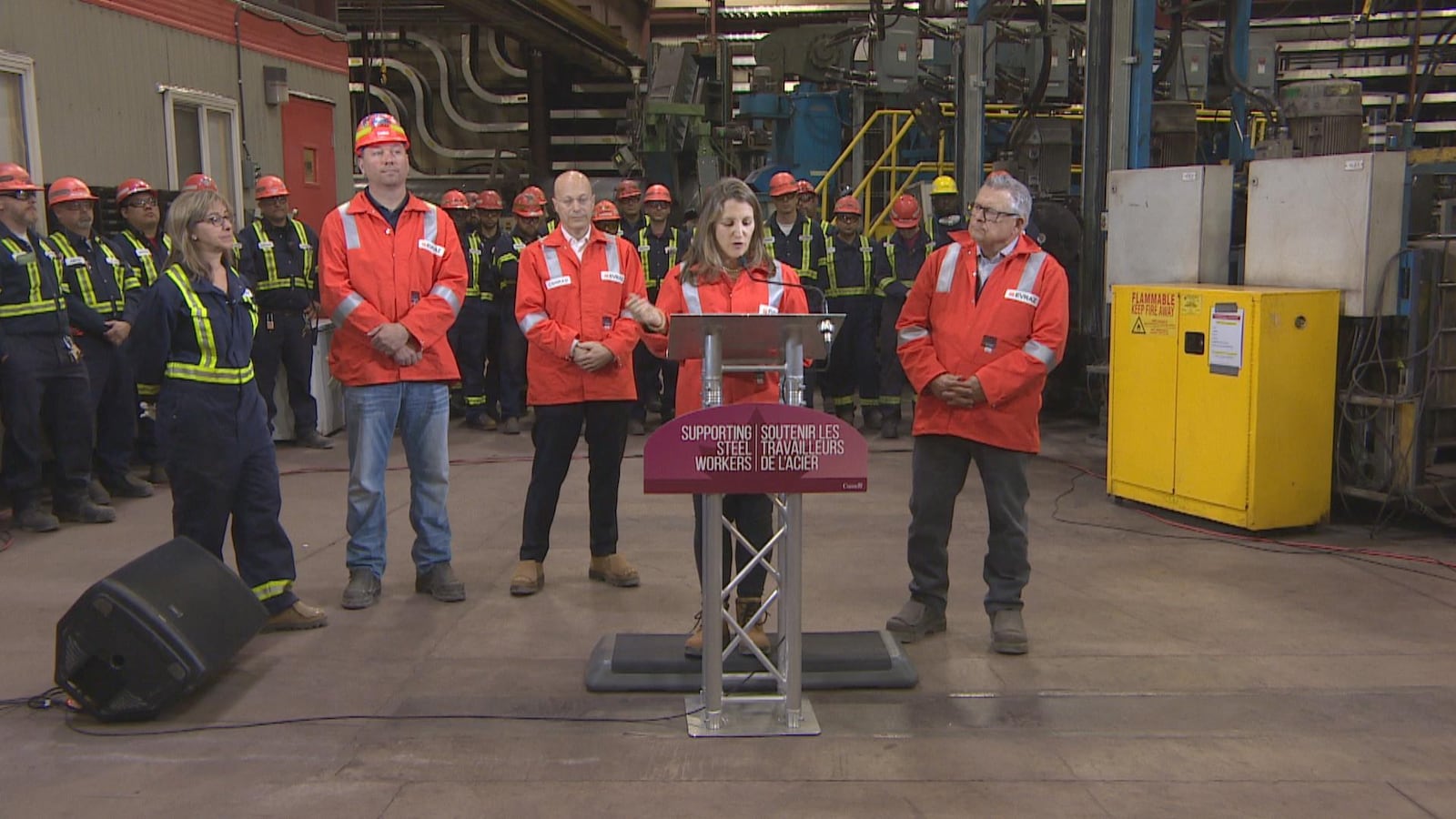 La ministre canadienne Chrystia Freeland s'adresse aux travailleurs de l'aciérie Evraz.