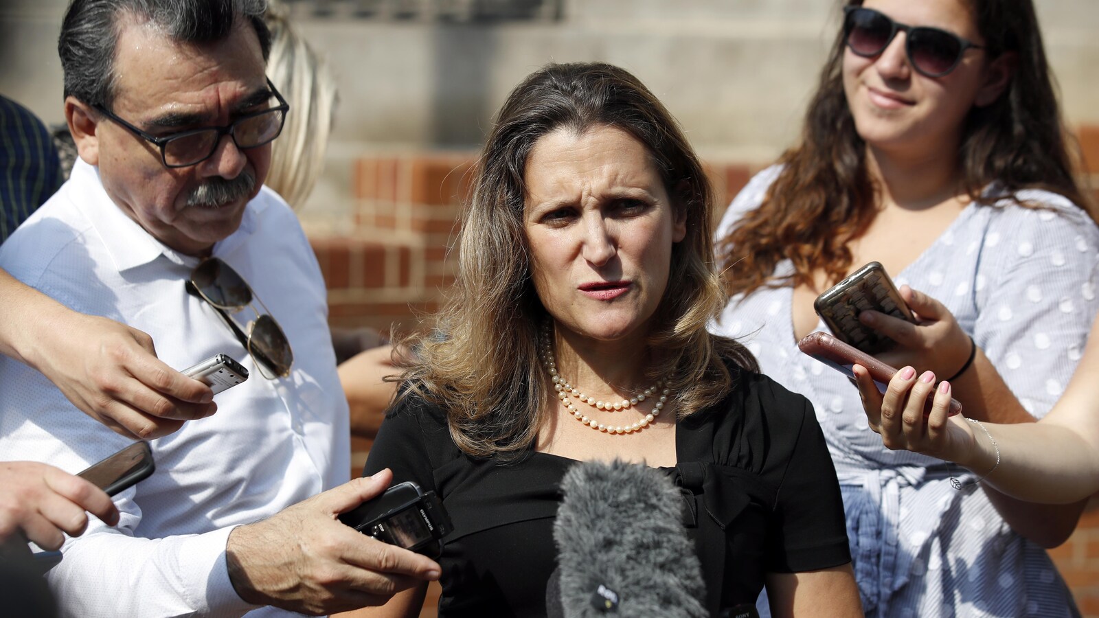 La ministre des Affaires étrangères Chrystia Freeland s'entretient avec des journalistes à Washington.
