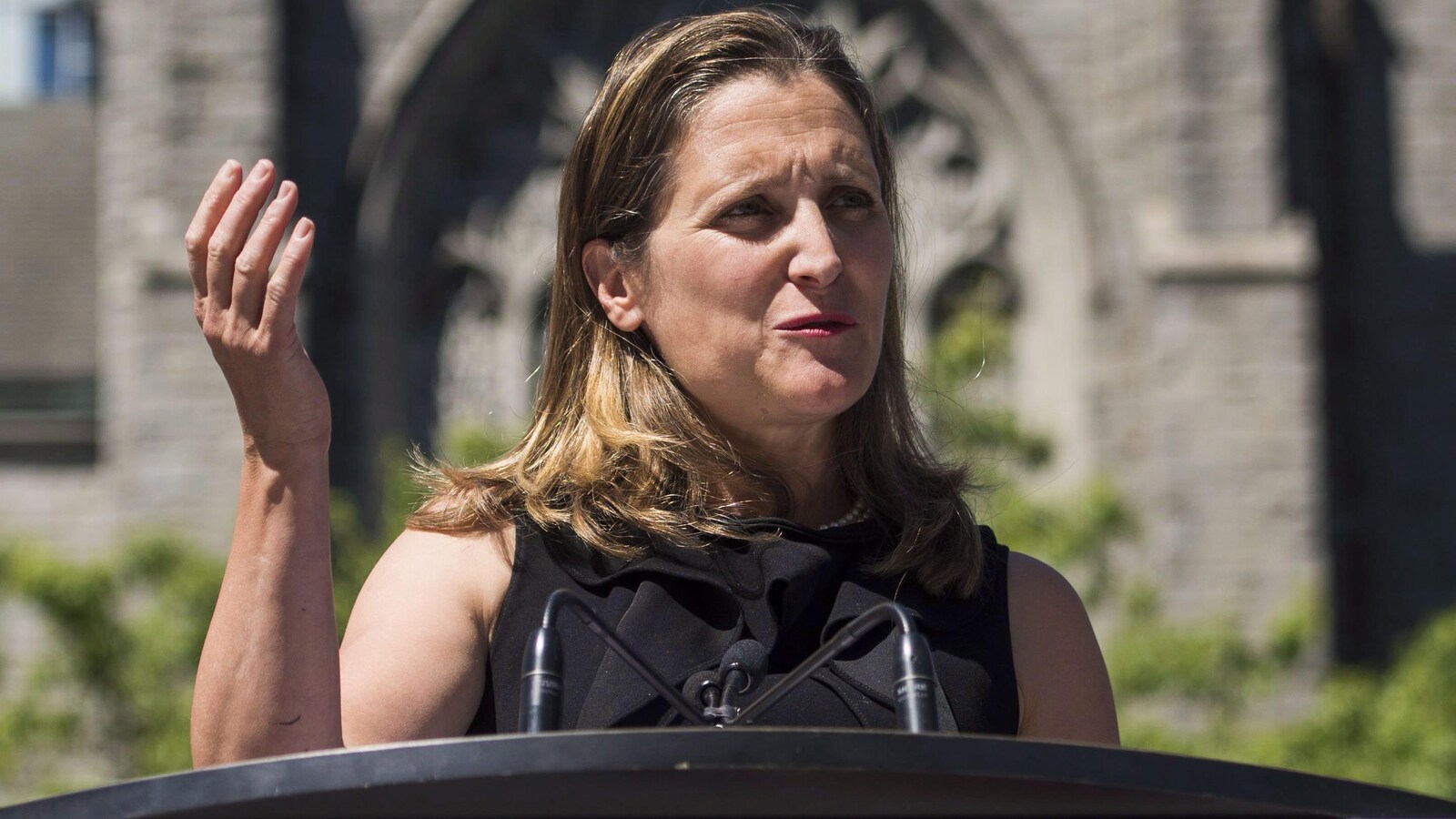 Chrystia Freeland parle à la presse.