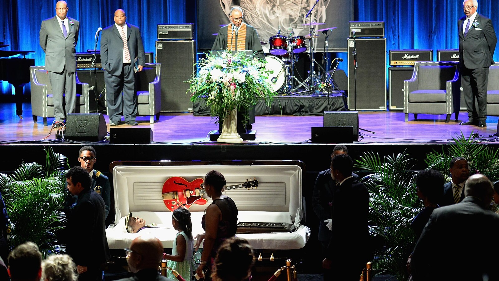 Le public rendant hommage à Chuck Berry, au Pageant de St. Louis.