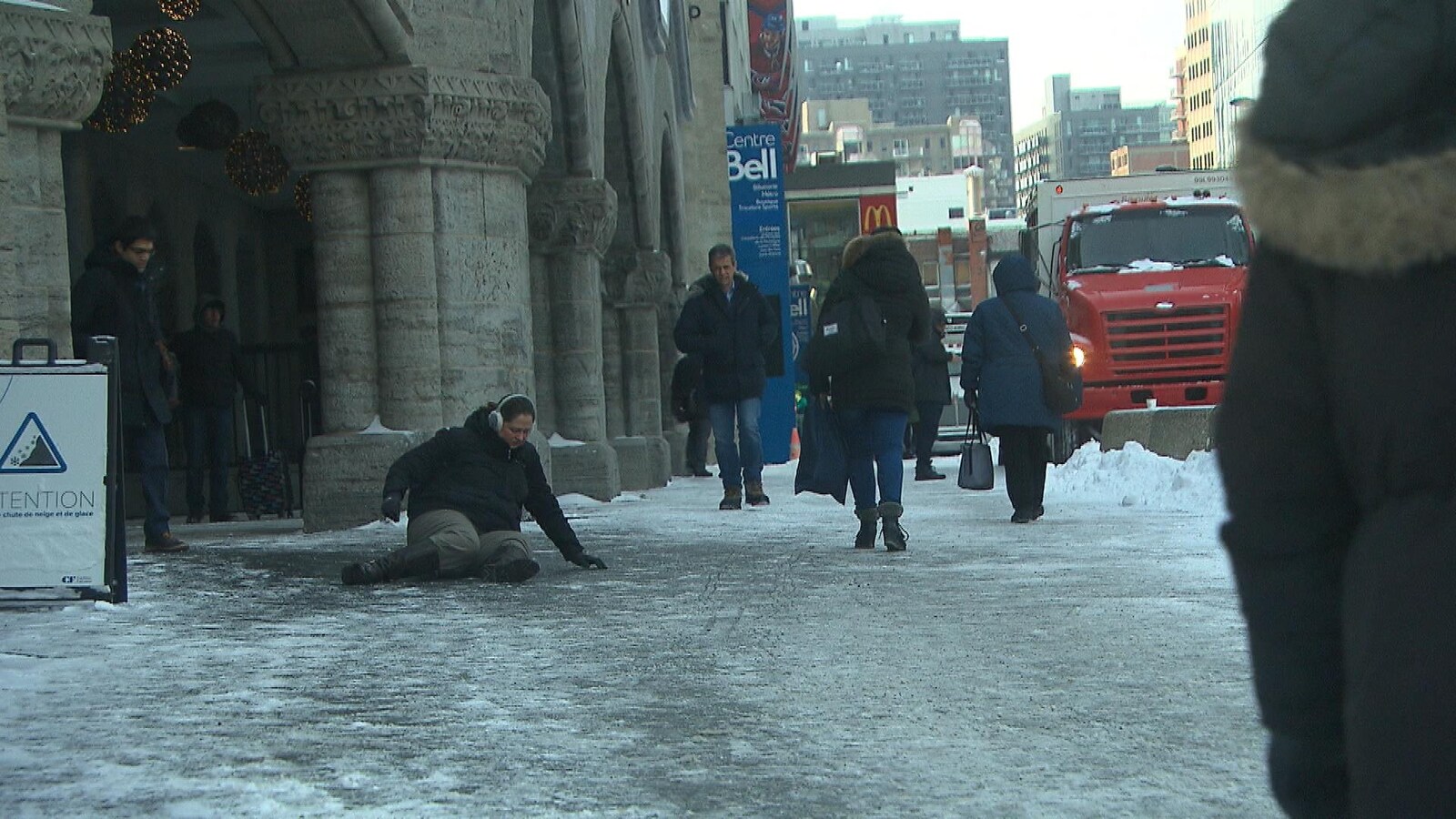 Une femme est tombée sur les fesses devant la gare Centrale de Montréal.