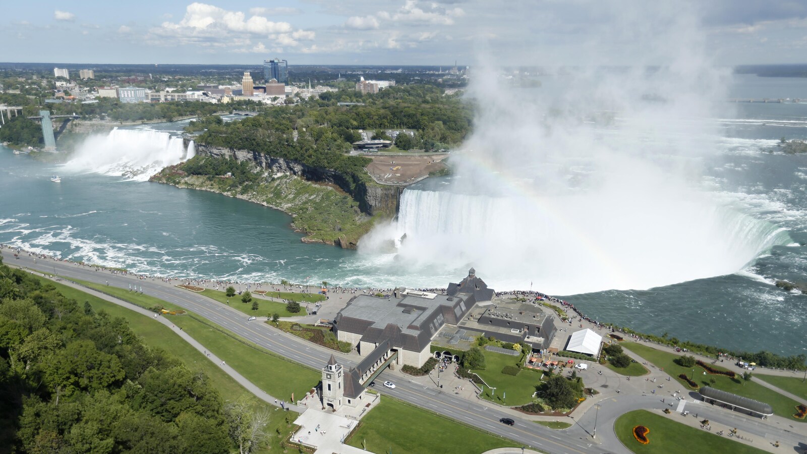 Vue aérienne de l'ensemble des chutes Niagara.