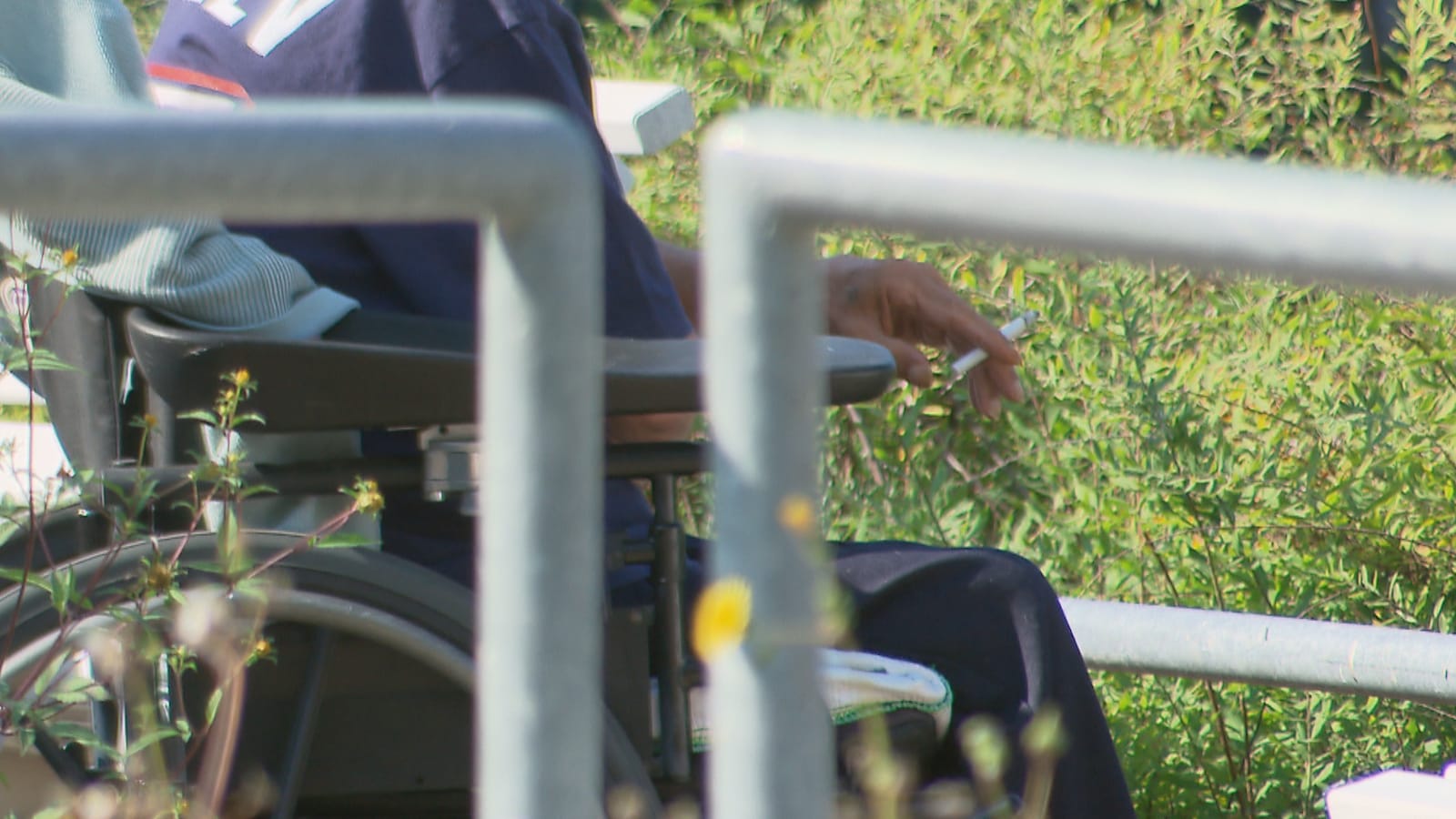 Un résident d'un CHSLD fume une cigarette à l'extérieur